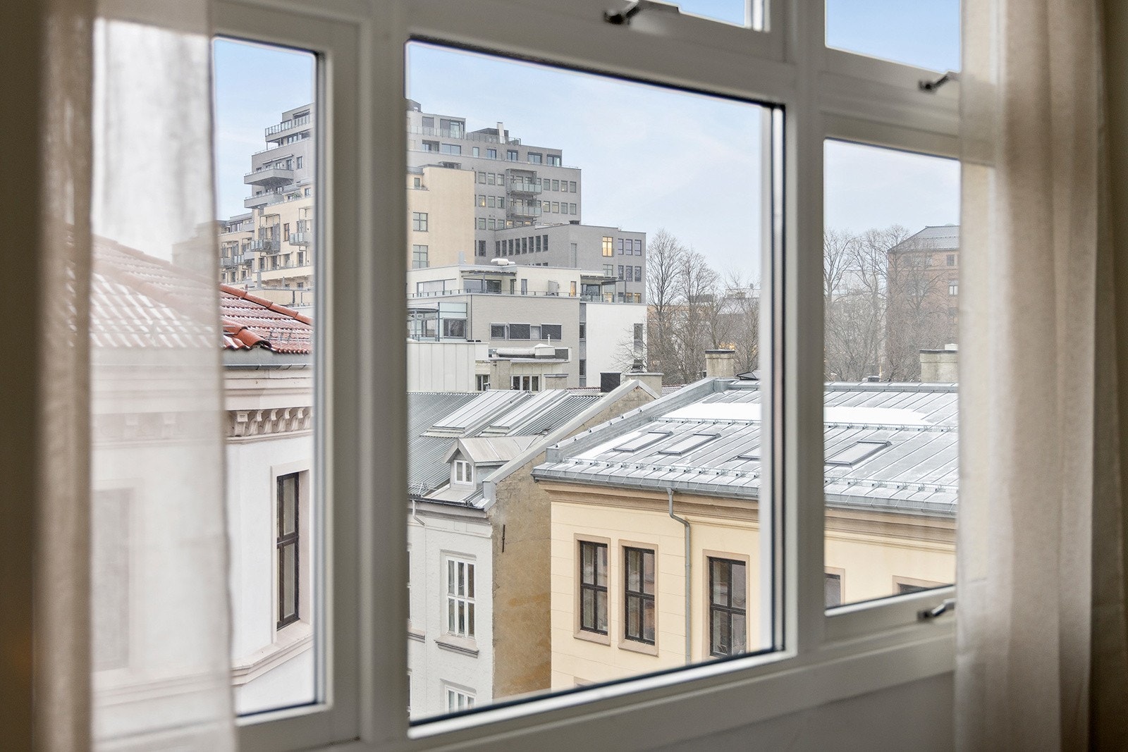 Det er store vindusflater i leiligheten som slipper inn godt med naturlig lys. Galleribilde