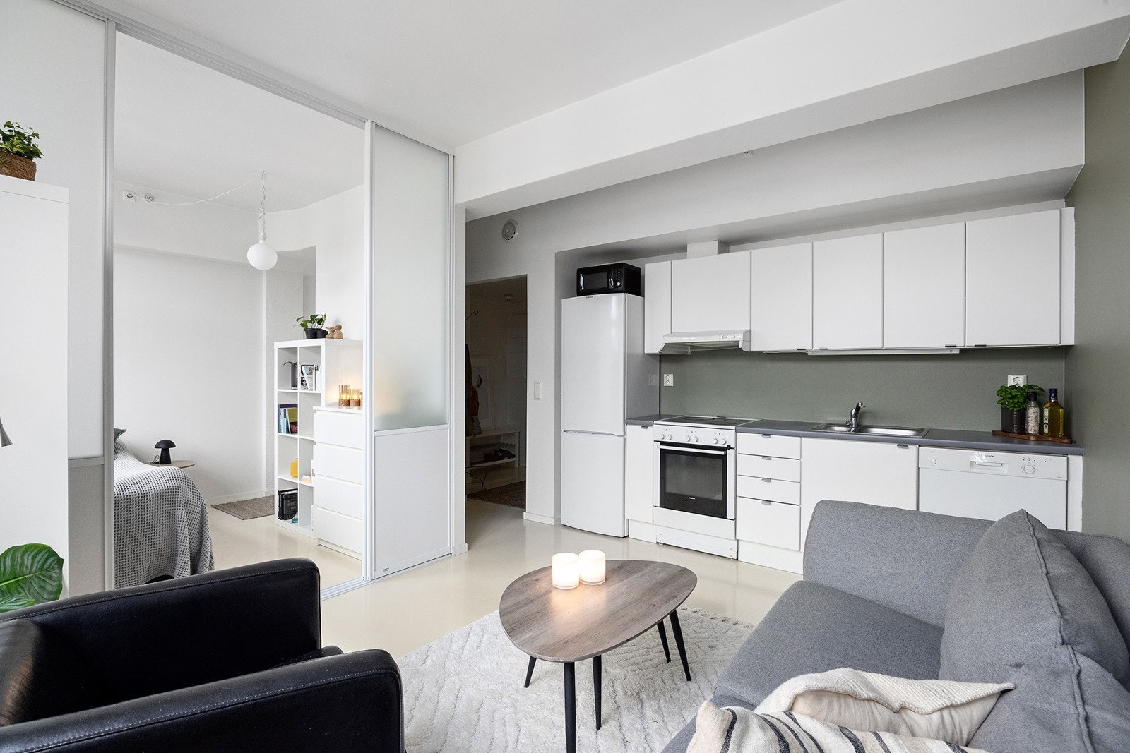 Det er åpen stue/kjøkkenløsning som gir plass til både sofa og liten spiseplass. Galleribilde