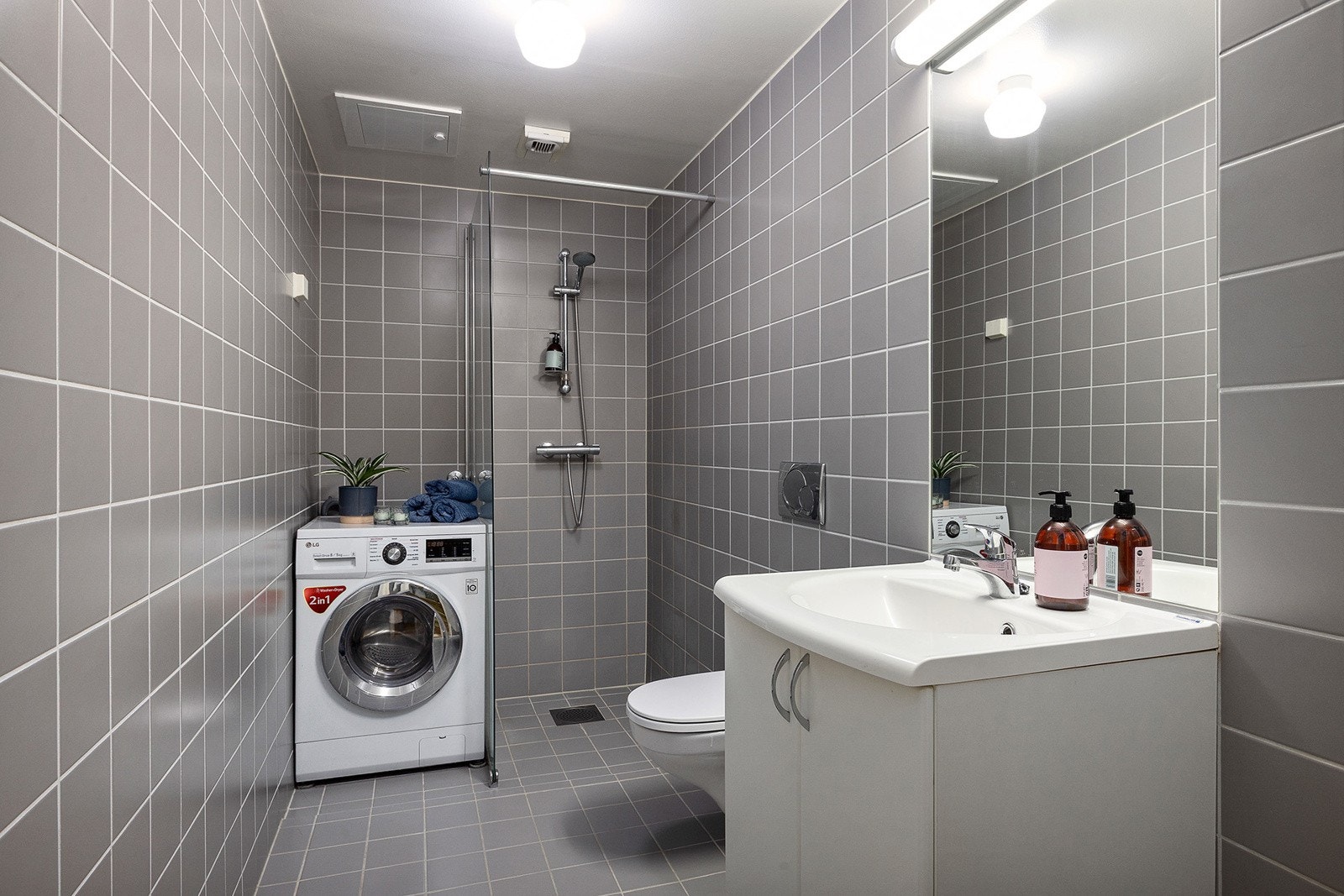 Flislagt baderom fra 2008 med varmekabler og opplegg til vaskemaskin. Galleribilde