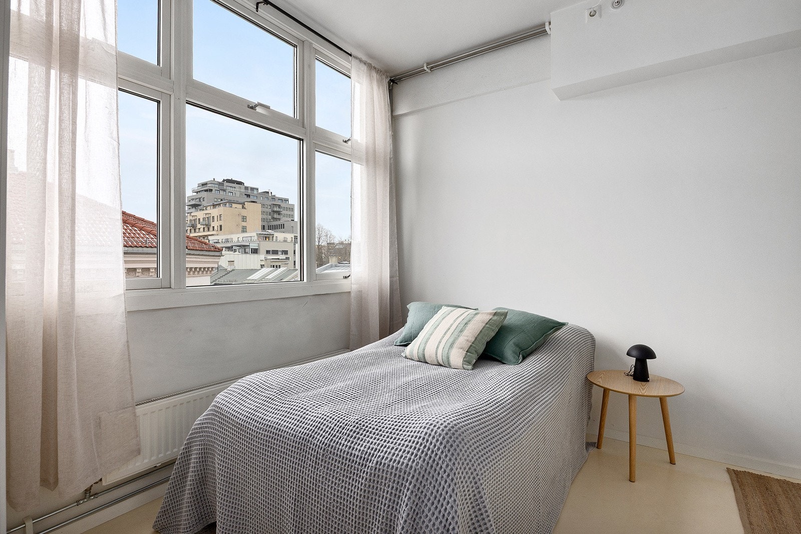 Stort soverom med god plass til dobbeltseng og garderobe. Galleribilde