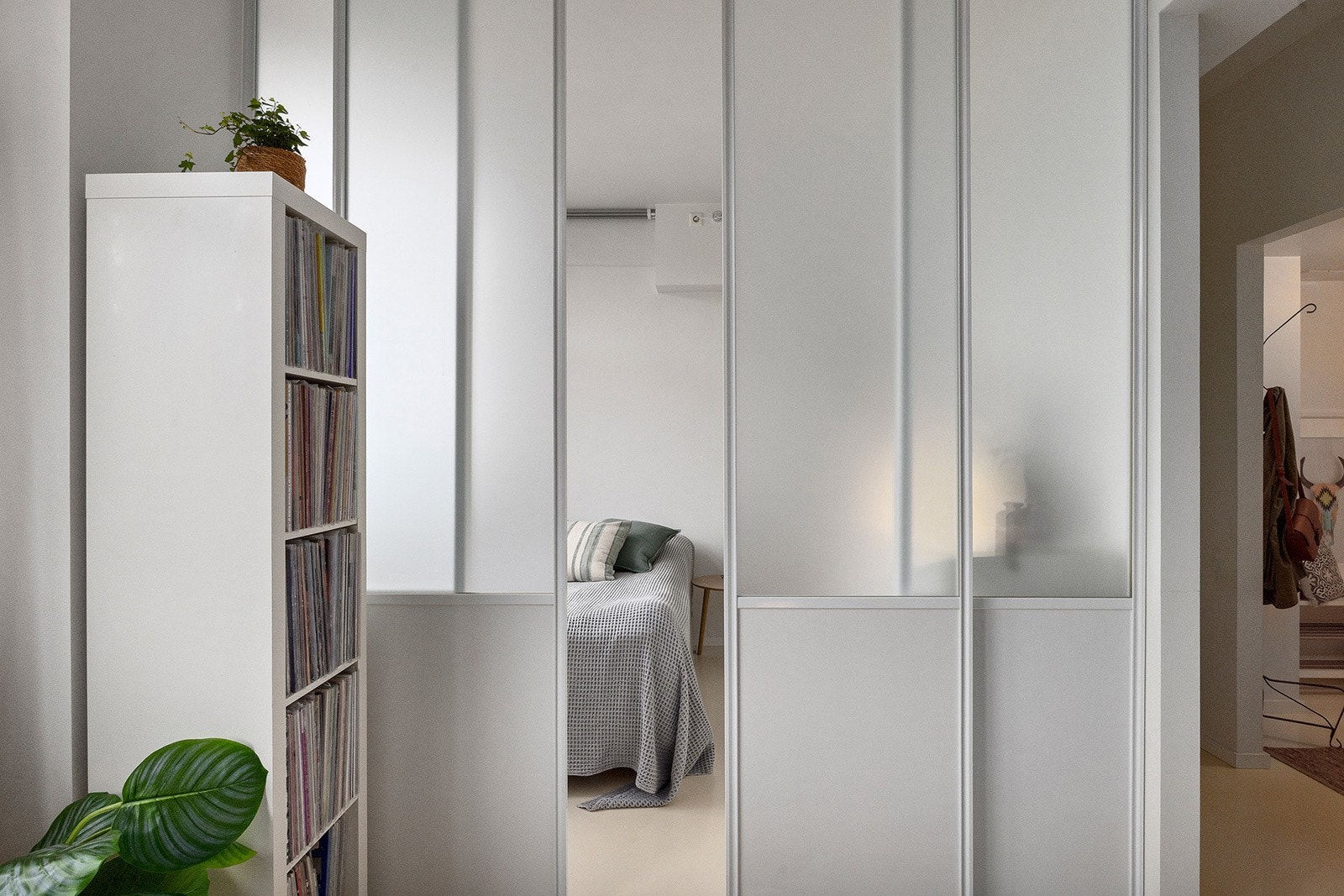 Smart løsning med skyvedørsfronter mellom soverom og stue/kjøkken. Galleribilde