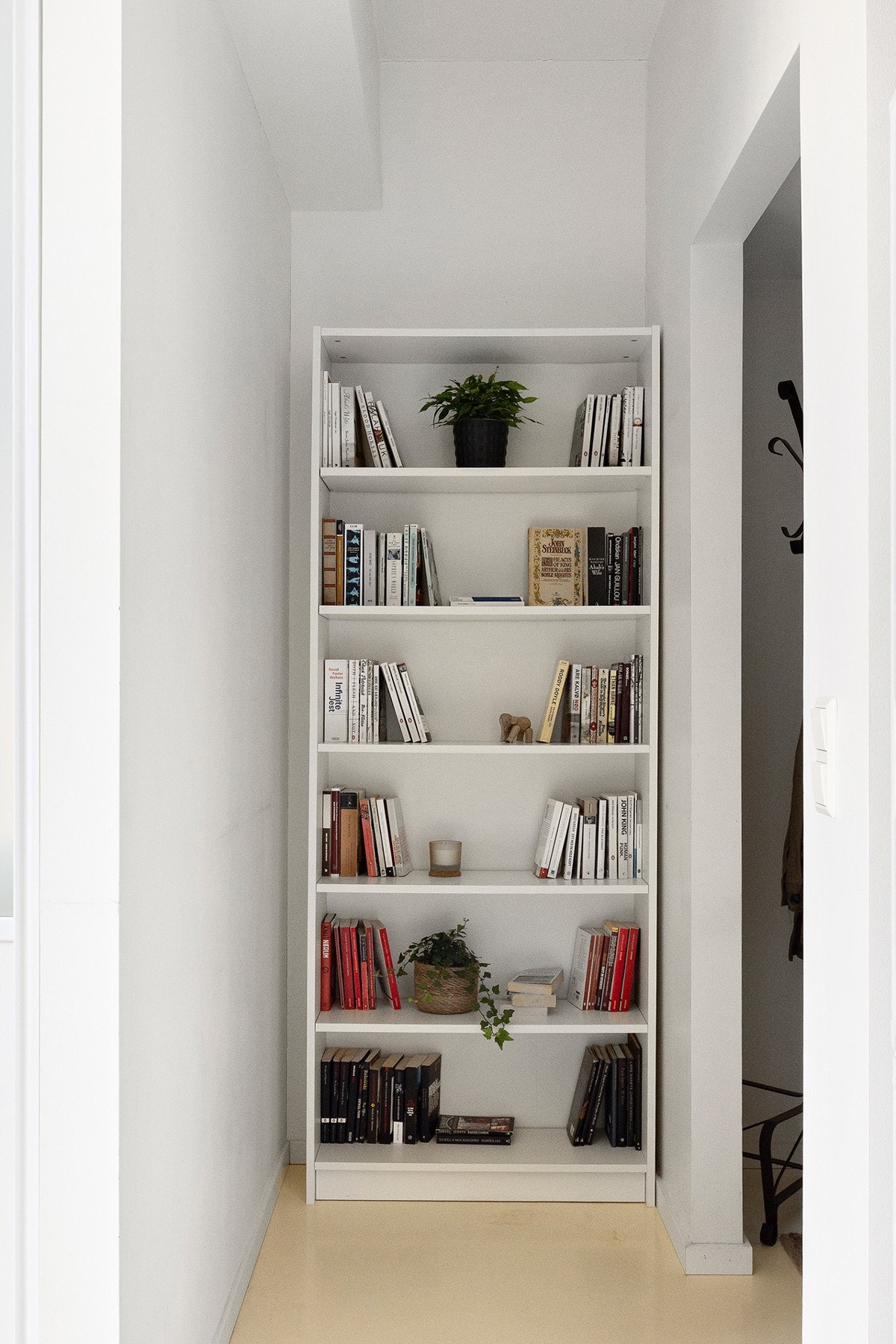 Det er mulighet for garderobeskap rett ved entre for mer oppbevaringsplass. Galleribilde