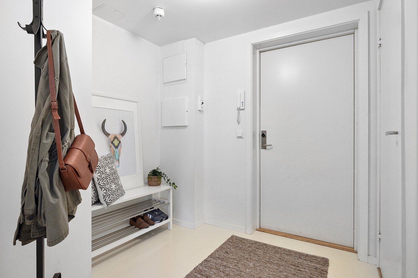 Praktisk entre med god plass til å henge fra seg yttertøy og sette fra seg sko. Galleribilde