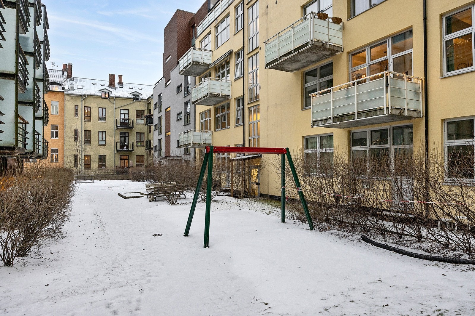 Felles bakgård. Galleribilde