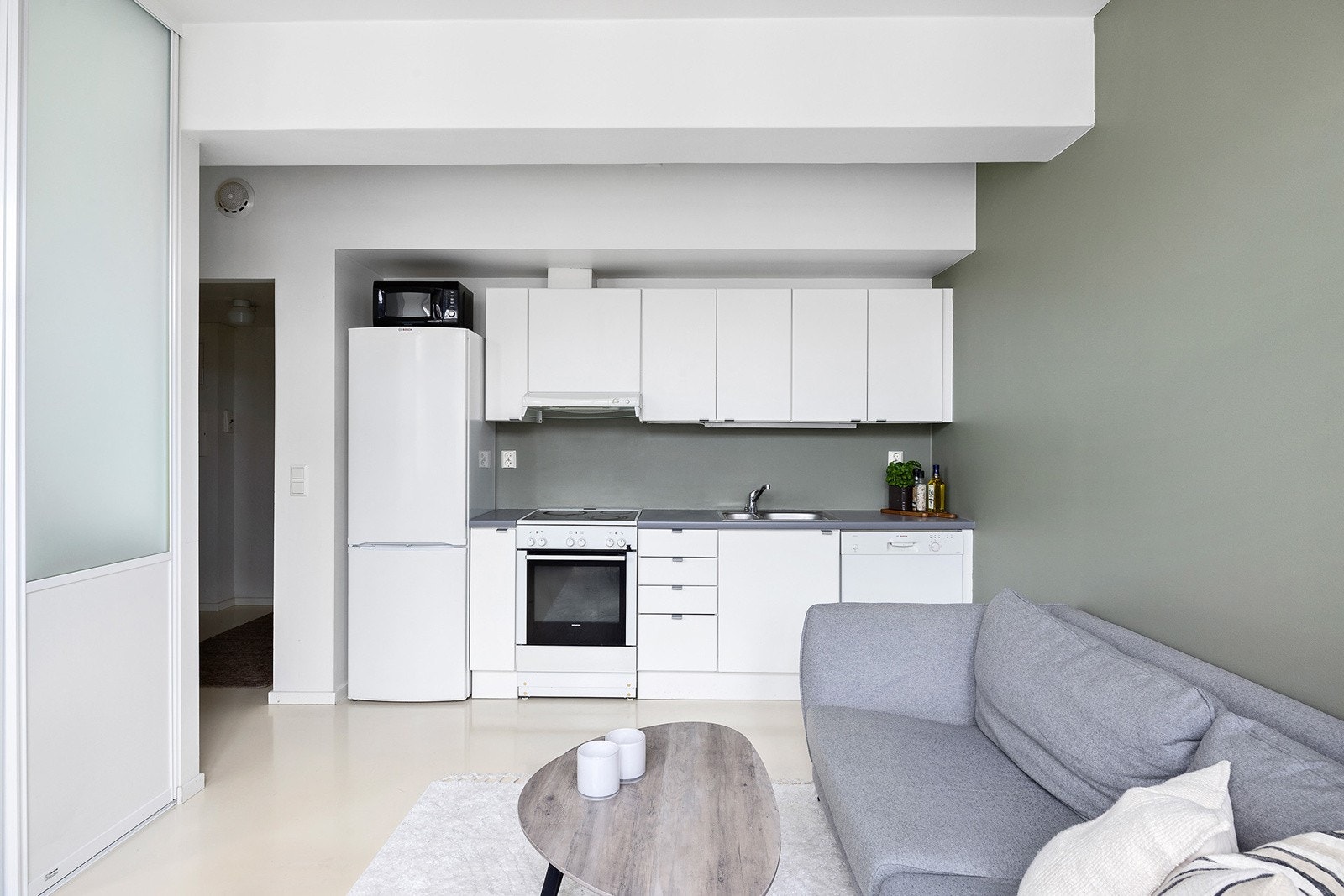 Praktisk åpent kjøkken med god oppbevaringsplass. Det er opplegg for oppvaskmaskin. Galleribilde