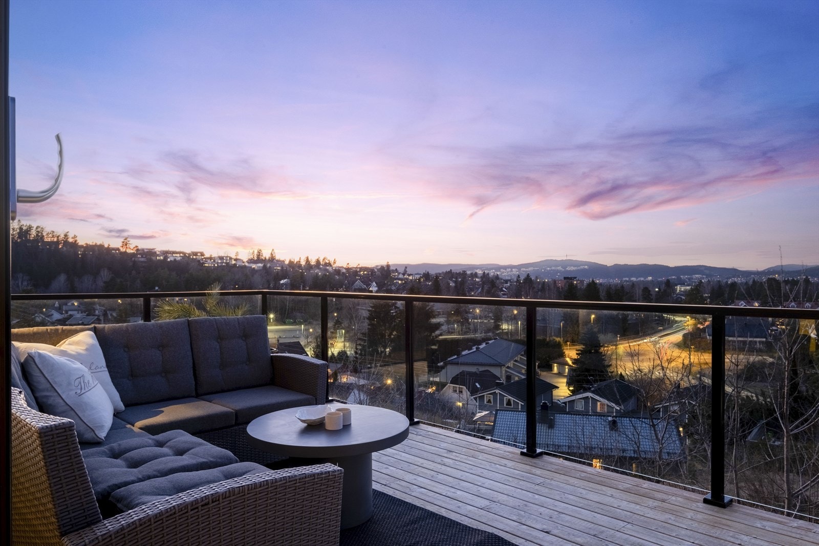 Fantastisk uhindret utsikt fra hovedetasjen med stue og kjøkken på over 80 kvm Galleribilde