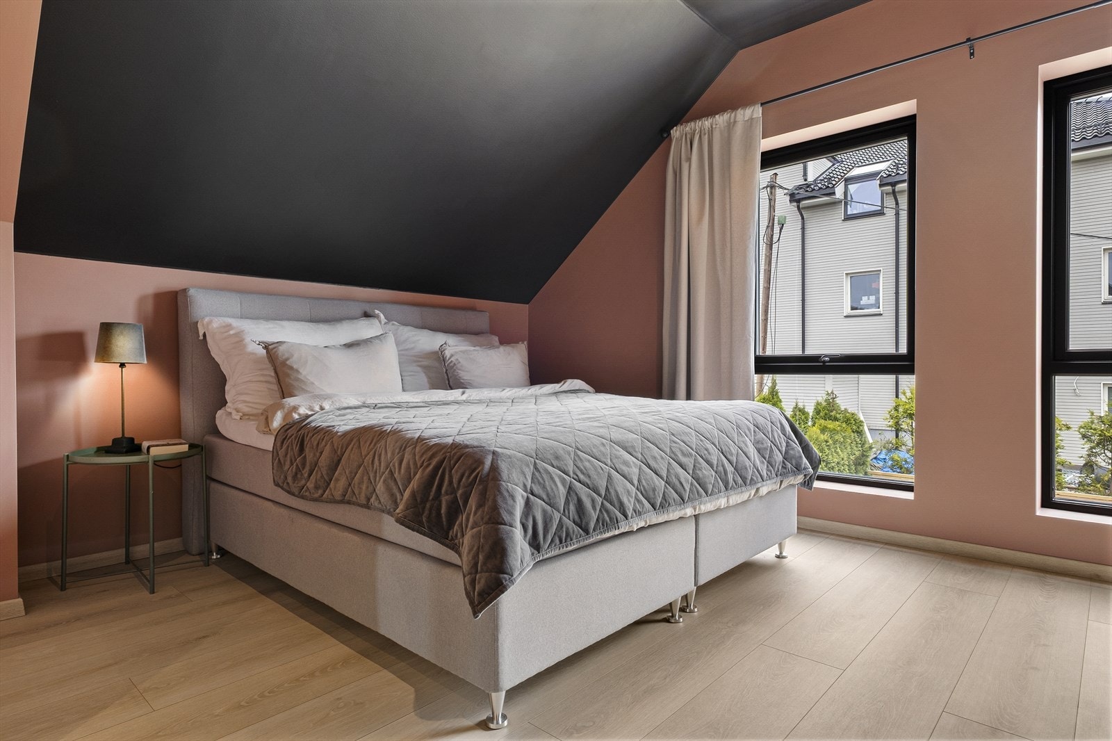 Foreldreavdeling med plassbygget garderobe og bad en suite Galleribilde