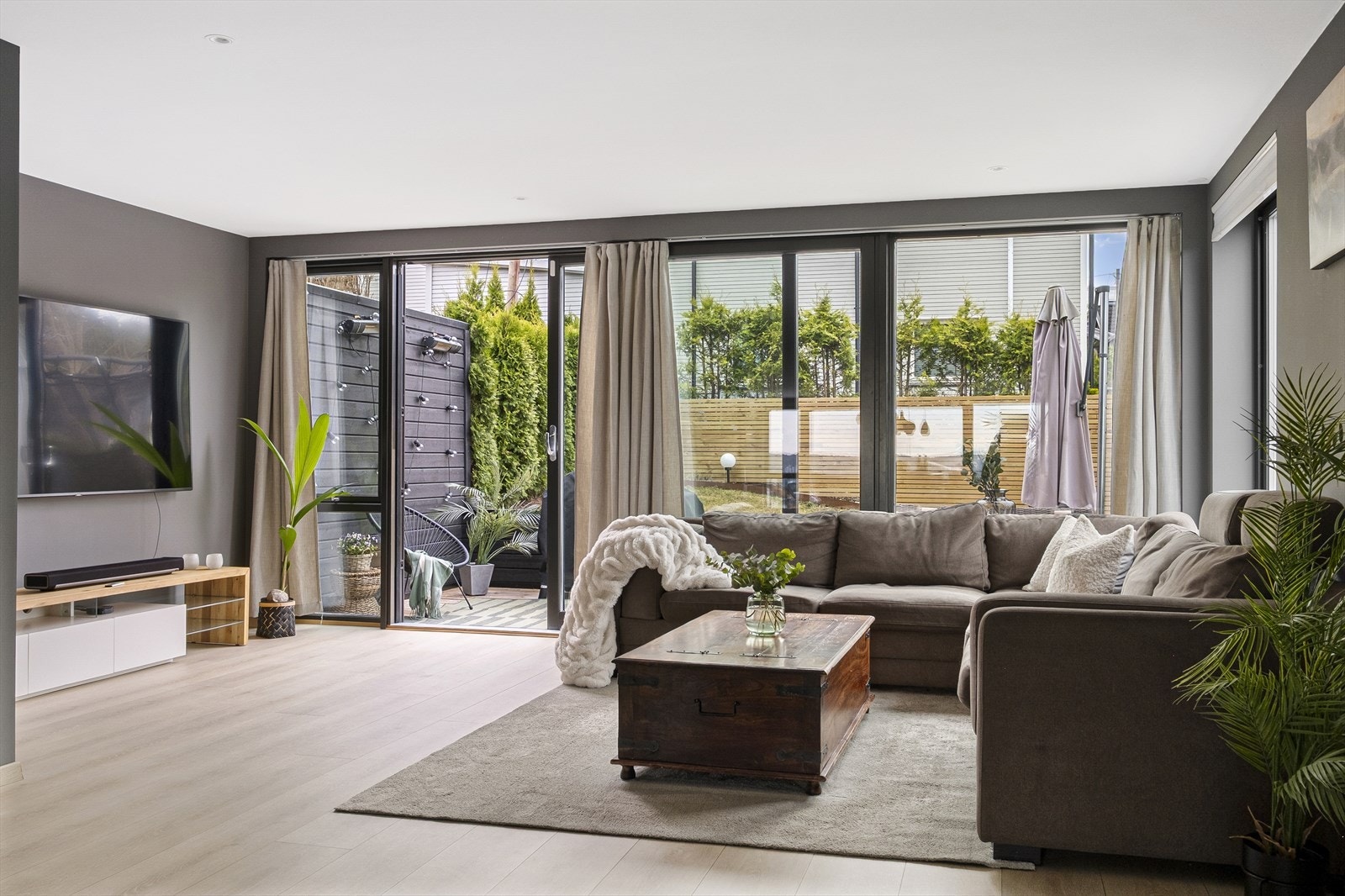 God plass til sofagruppe og mediemøblement i egen sone. Galleribilde