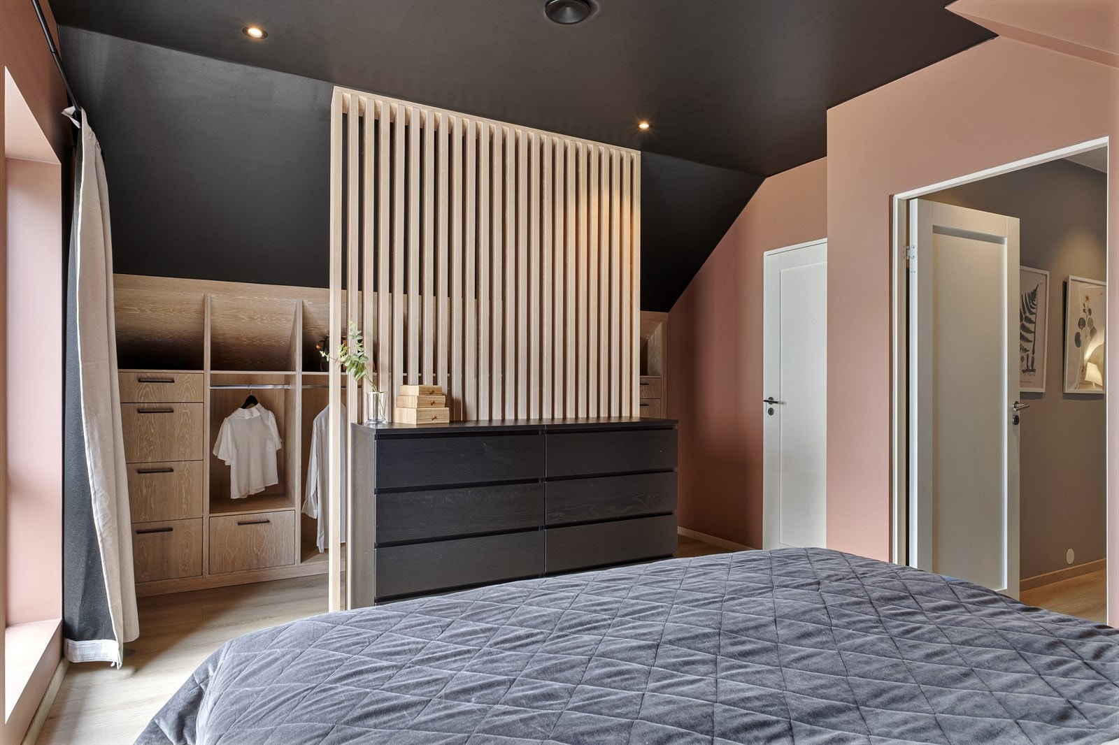 Møbelsnekret spilevegg deler av rommet på en fin måte. Galleribilde