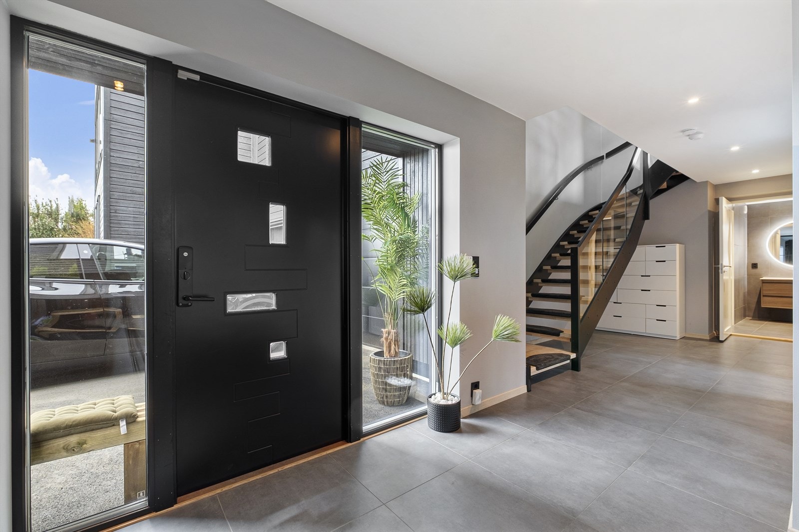 Stor hall med flislagt gulv med varmekabler. Meget godt førsteinntrykk! Galleribilde