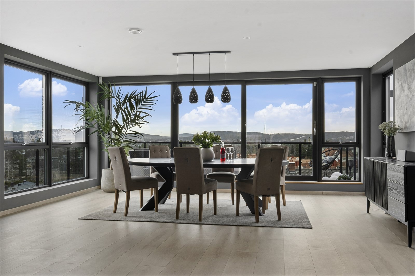 Stue og kjøkken er av uvanlig god størrelse i dette hjemmet. Ikke minst oppleves den sosiale sonen som svært usjenert i høyden. Galleribilde