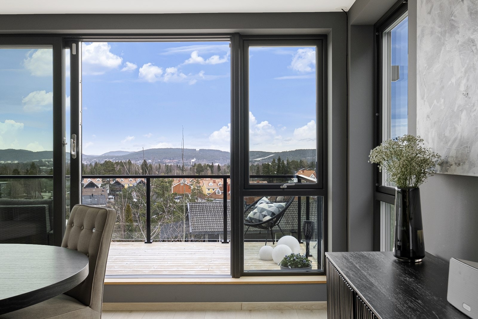 Med stor skyvedør får du følelsen av delvis åpen løsning ut på sommerstid. Galleribilde