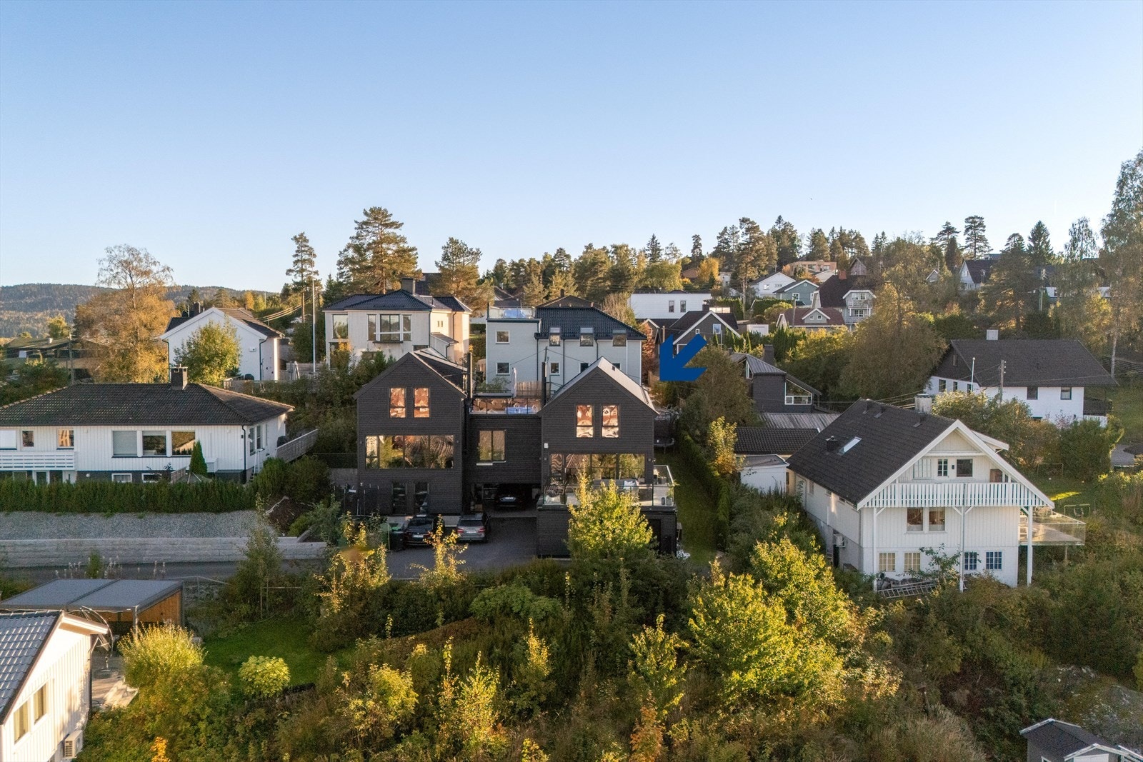 Haukeveien 3A ligger innerst i blindvei med nydelig utsikt og kort vei til alt. Galleribilde