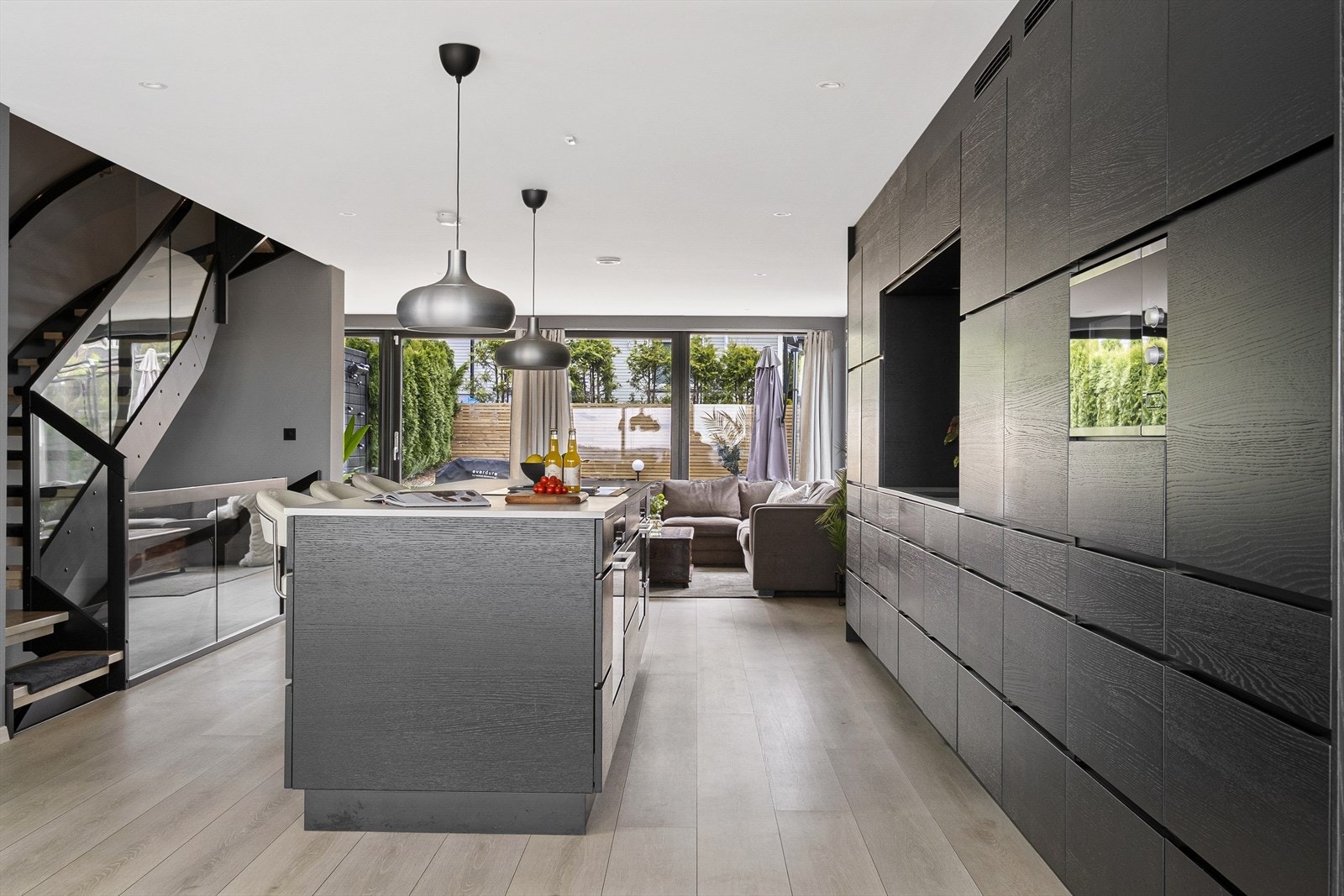 Kvaitetshvitevarer og mye arbeids- og lagringsplass. Galleribilde