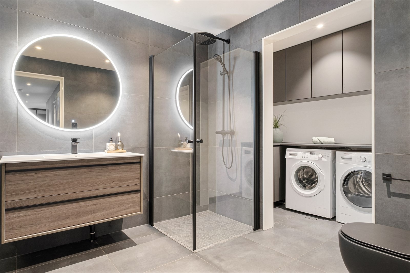 Stort bad/vaskerom. En praktisk plassering i samme etasje som inngangen. Galleribilde