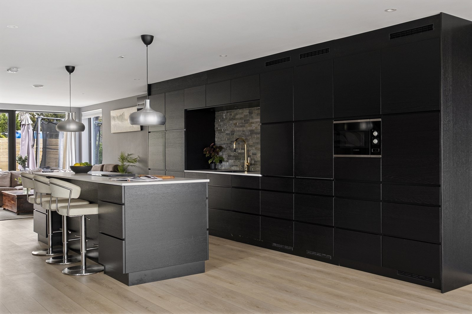 Lekkert kjøkken med praktisk løsninger. Blant annet 2 kjøleskap, 2 komfyrer og mye arbeidsplass. Galleribilde