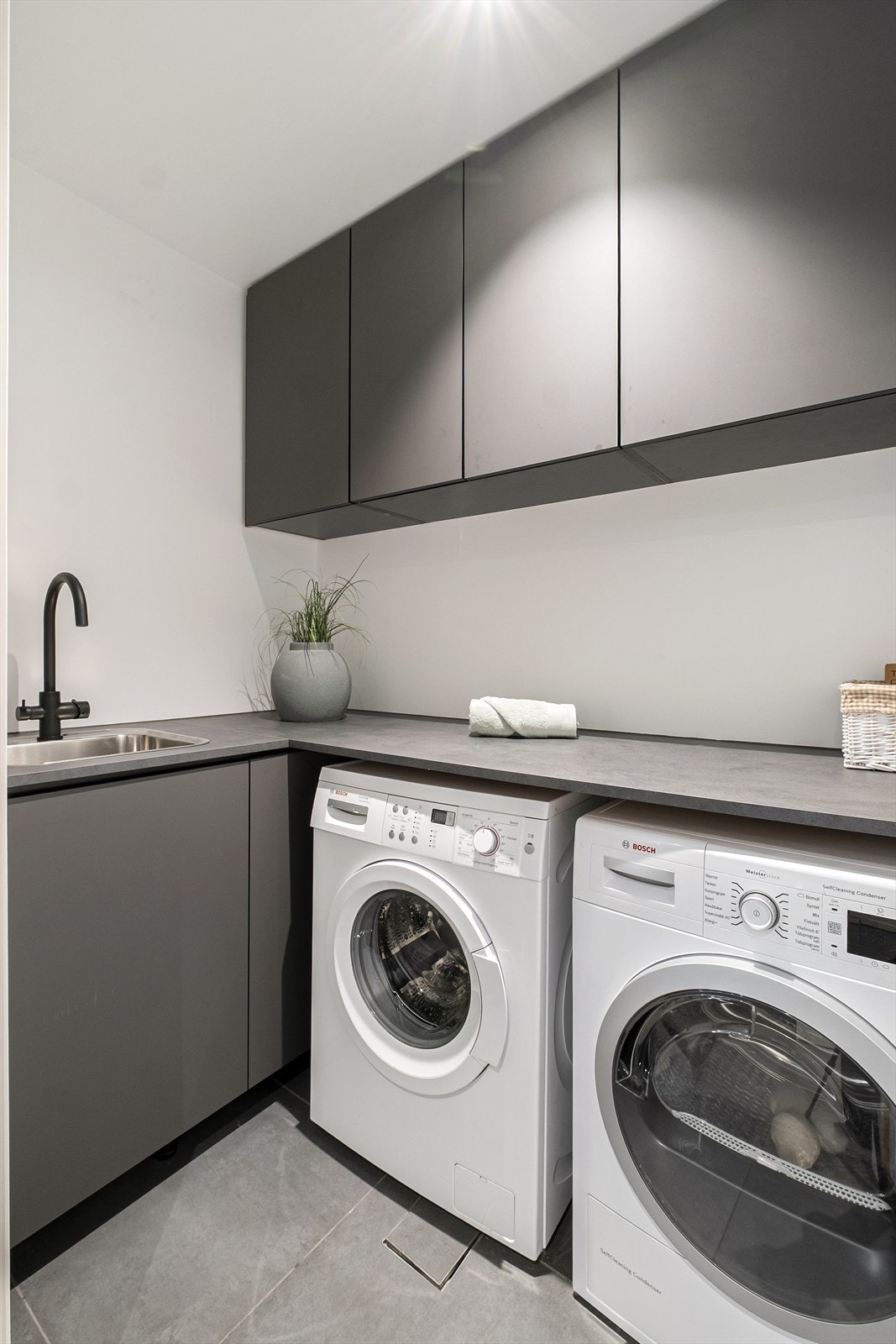 Vaskeromshjørne. Mye lagringsplass og veldig funksjonelt i en hektisk hverdag. Galleribilde