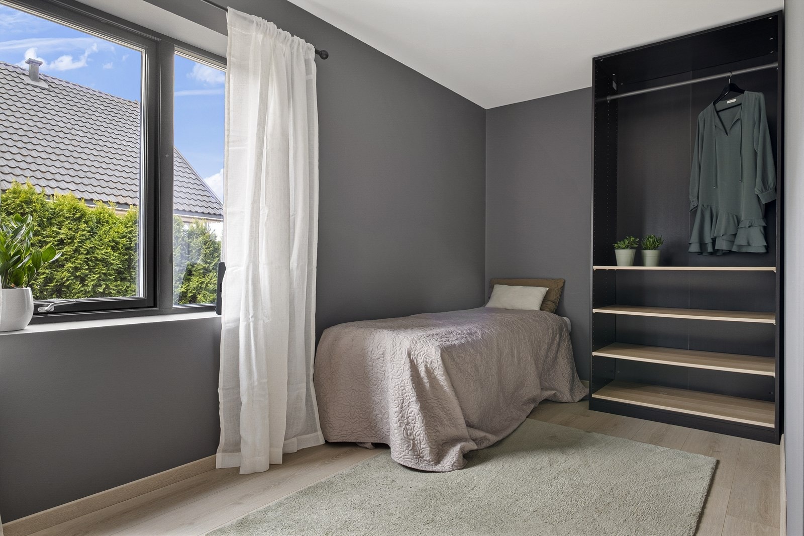 Benyttet som hjemmekontor og garderoberom. Dette ligger vegg-i-vegg med entréen. Galleribilde