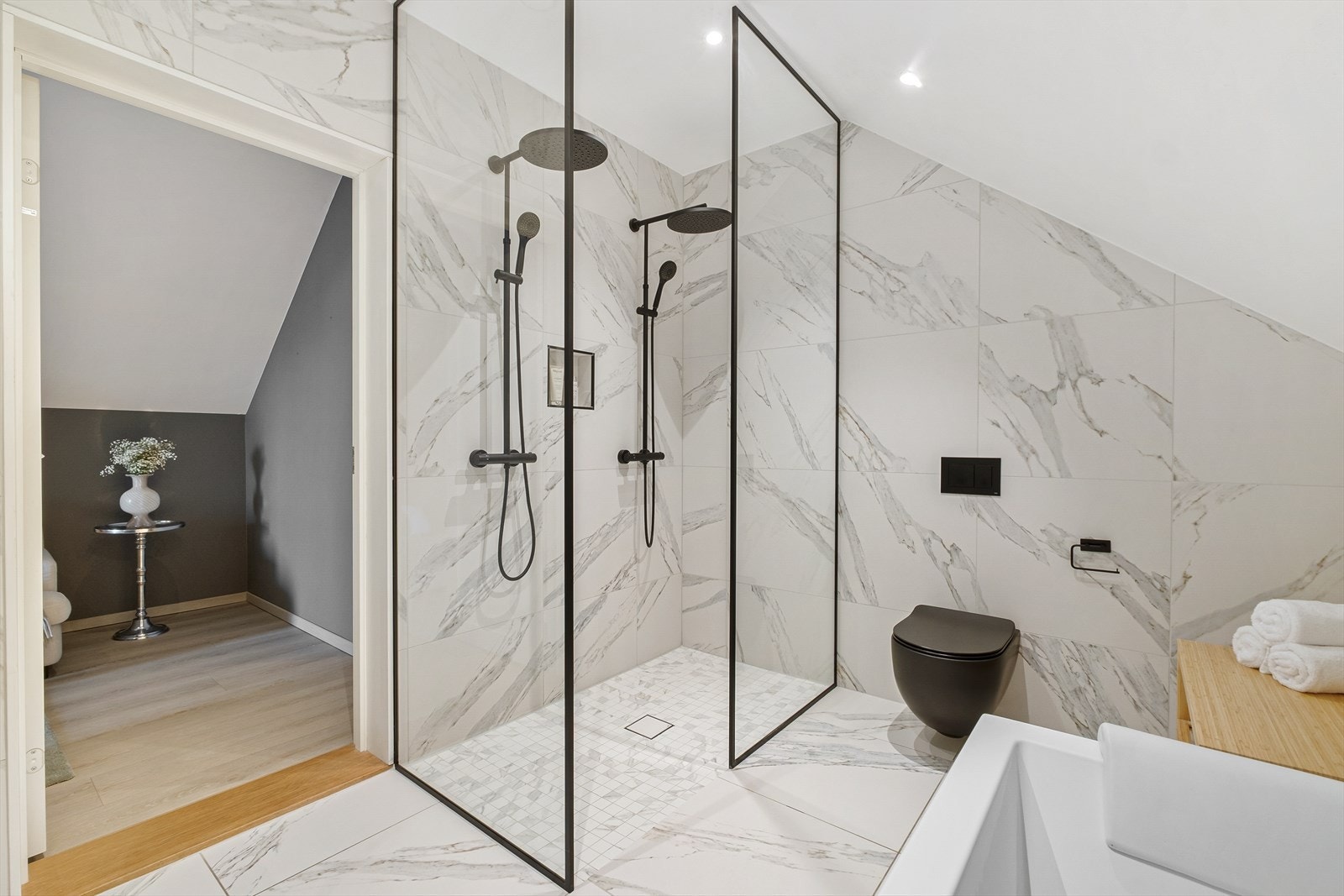 Et bad med delikate fliser og tidsriktige detaljer. I stil med badet tilhørende hovedsoverommet. Galleribilde