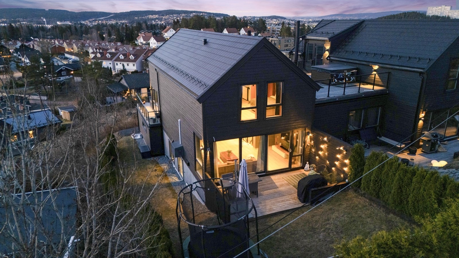 Sørvendt bakhage med platting. Galleribilde