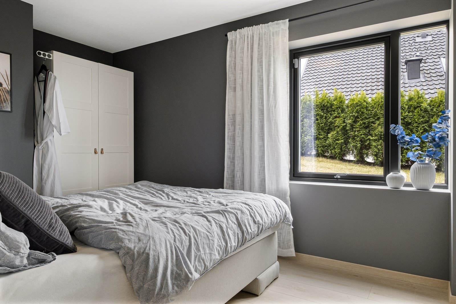 Romslig rom benyttet som gjesterom. Galleribilde