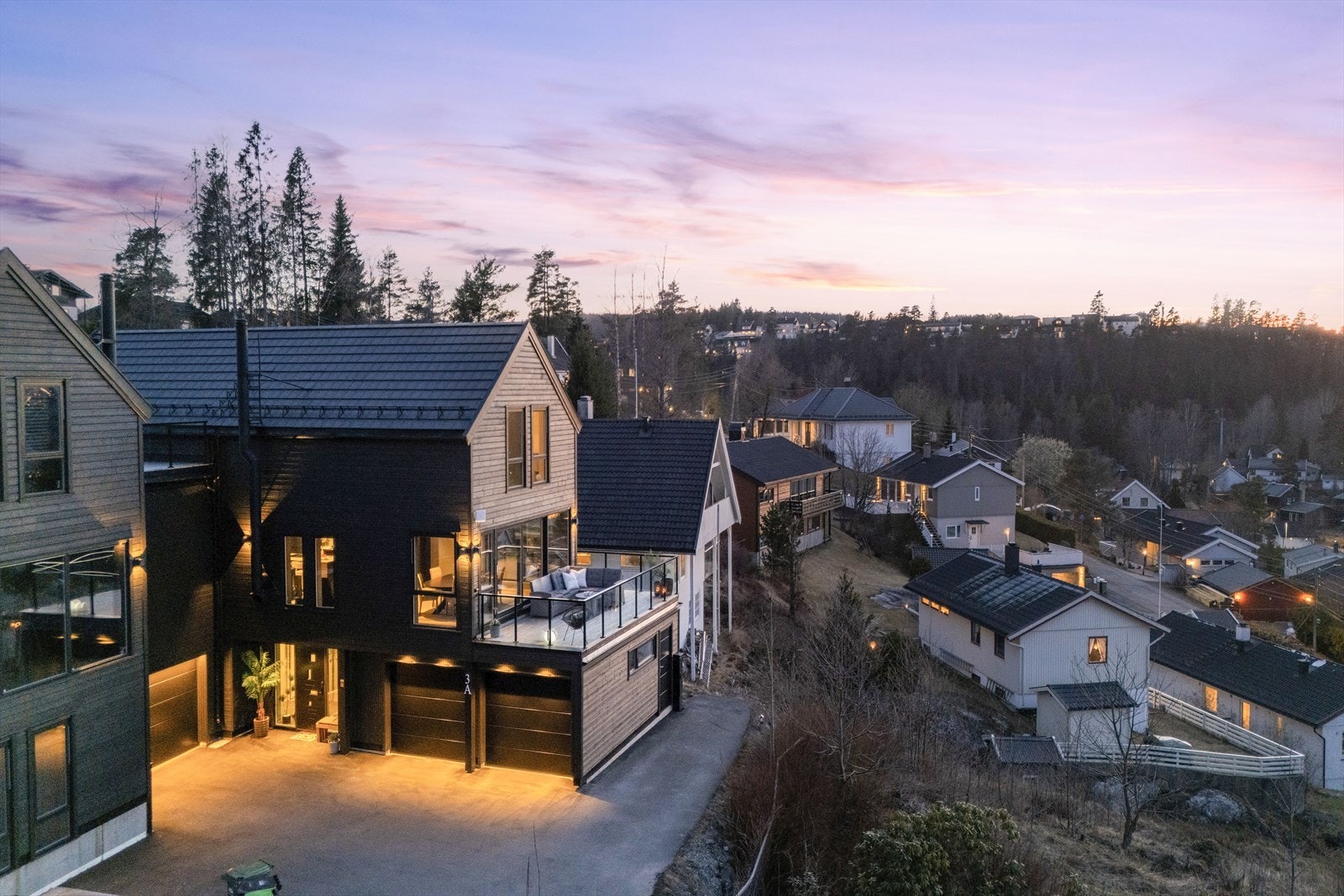 Eiendommen ligger høyt i terrenget. Galleribilde