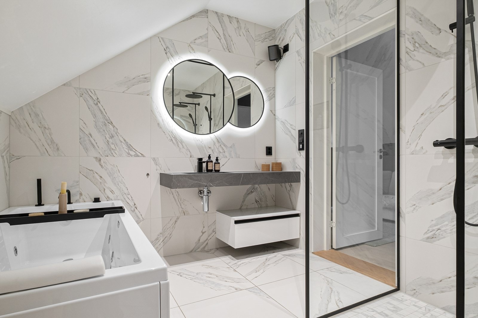 Svært delikat bad med både badekar og dobbeldusj. Galleribilde