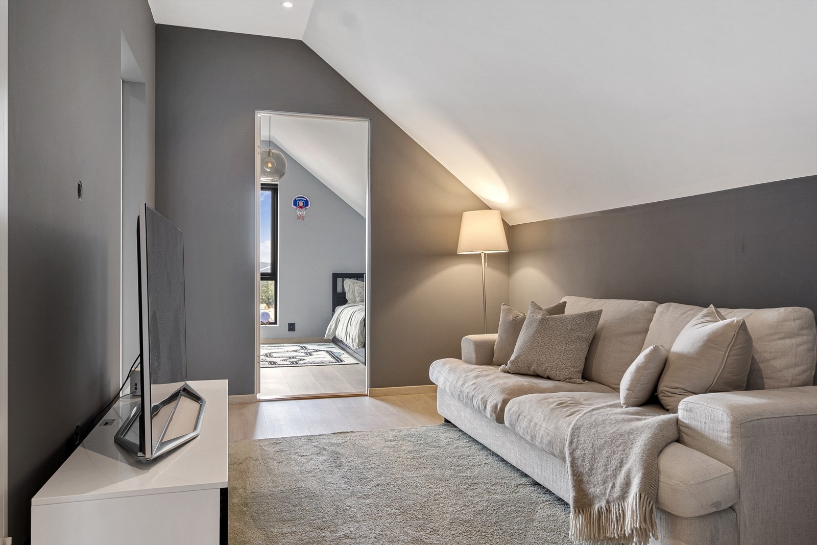 I den andre enden av etasjen er det egen sone for barna med 2 soverom, TV-stue og bad. Galleribilde