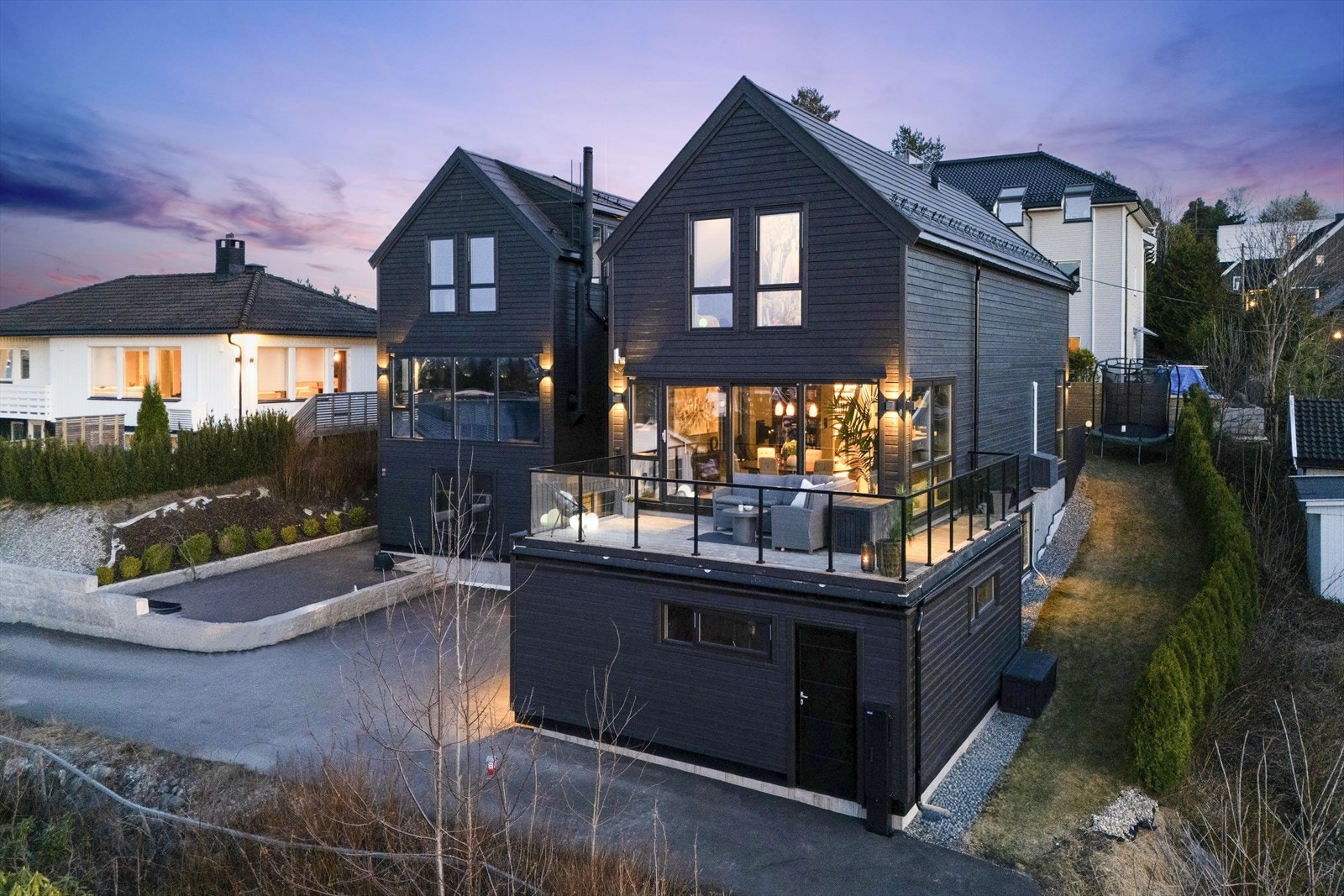 Velkommen til Haukeveien 3A - Påkostet familiebolig fra 2020 med nydelig utsikt, solrikt uterom & høy standard! Galleribilde