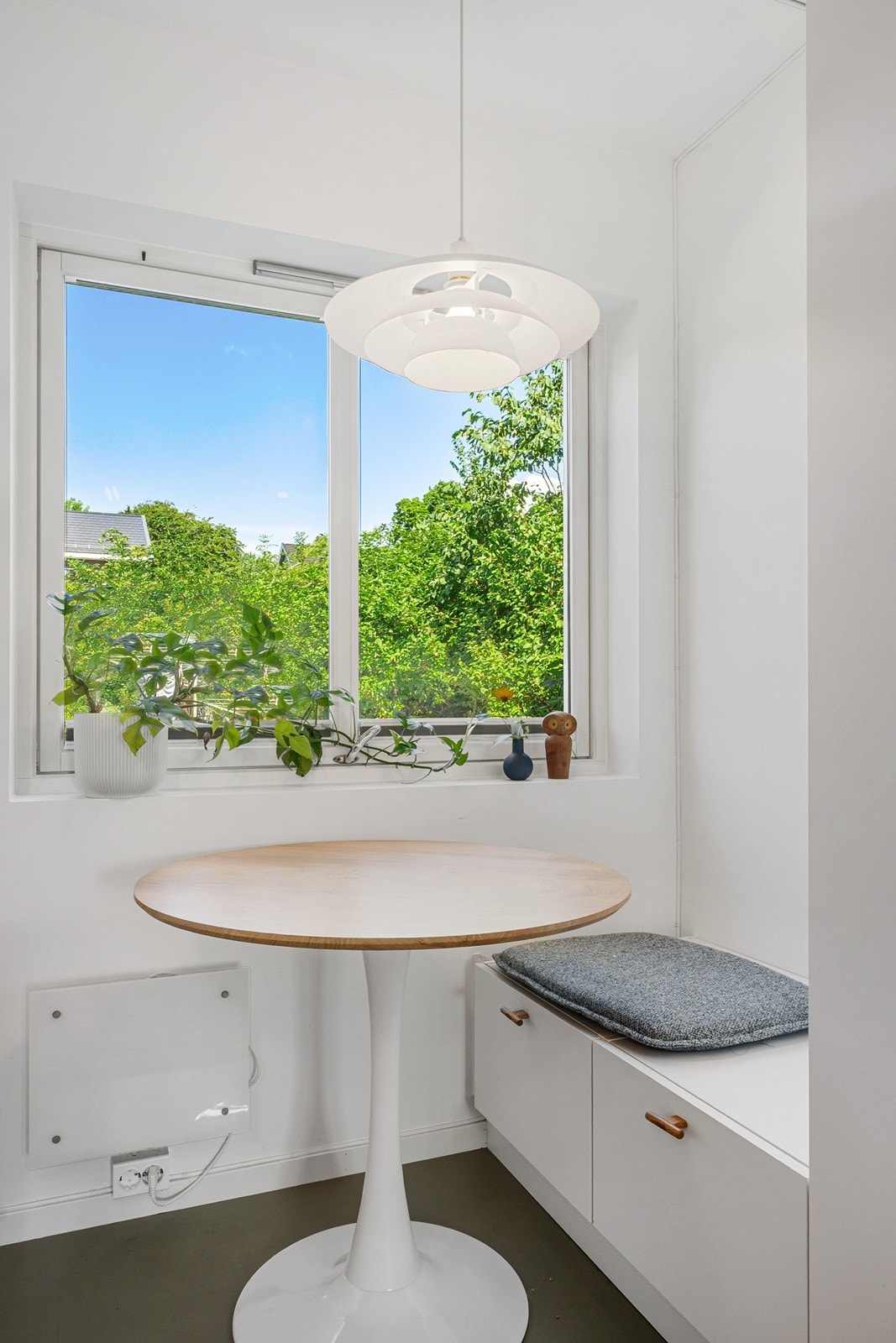 Integrerte hvitevarer består av platetopp, stekeovn fra BOSCH, oppvaskmaskin, samt eget kjøle-og fryseskap. Det er montert automatisk vannstoppventil. Galleribilde