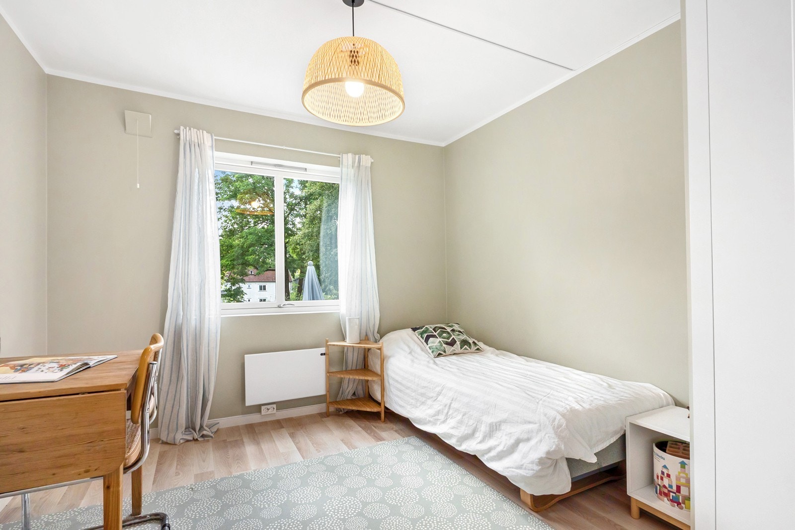 Soverom to ligger ved gangen, rommet passer godt som et barnerom eller gjesterom. Begge rommene er malt i en lys tone. Galleribilde