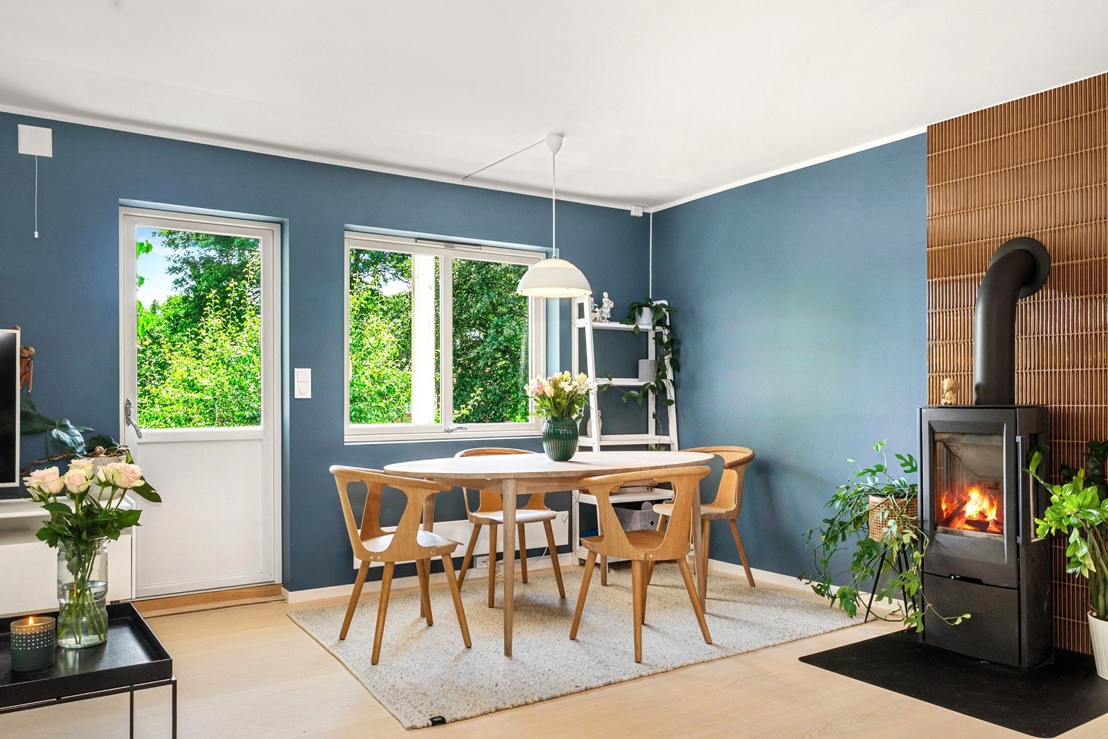 En flott peisovn sørger for hygge og ekstra varme på kalde dager, veggen prydes av fliser fra Ulfven/Bella fliser. Galleribilde