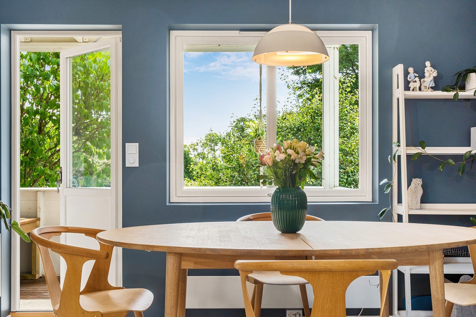 Mellom dagens sofaløsning og spisestue fører en terrassedør ut til en koselig veranda. Galleribilde