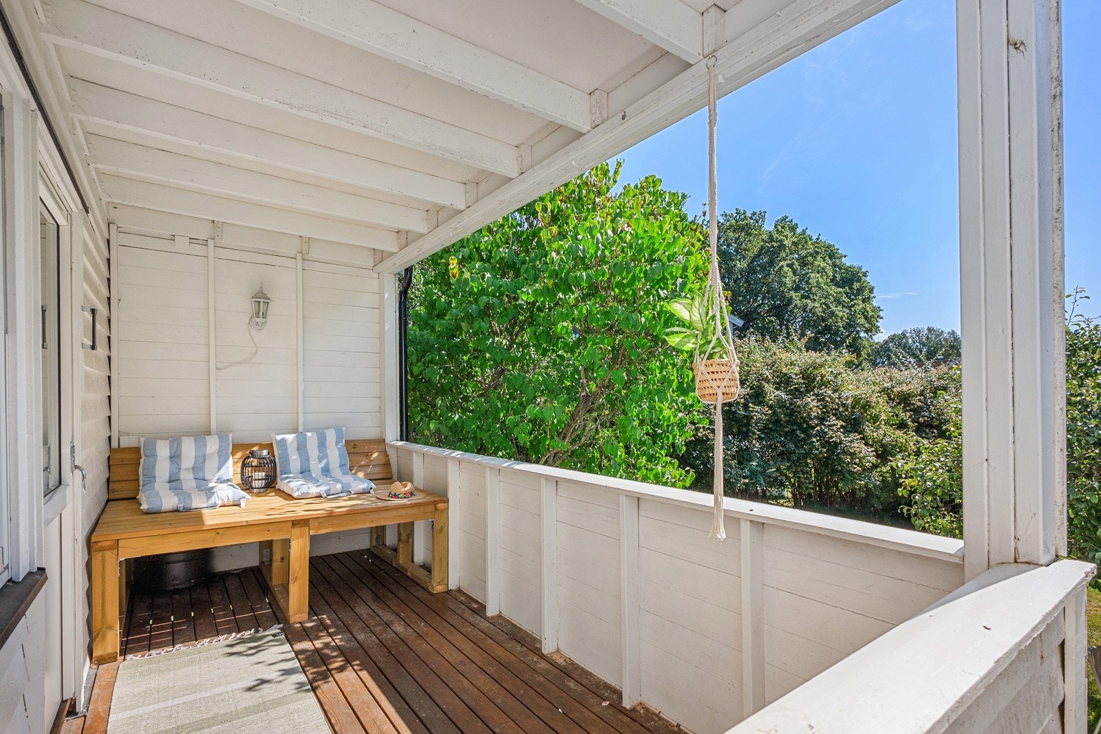 Verandaen har plassbygd daybed. Overbygget slipper inn lyset samtidig som det gir le og beskyttelse mot vær og vind. Galleribilde