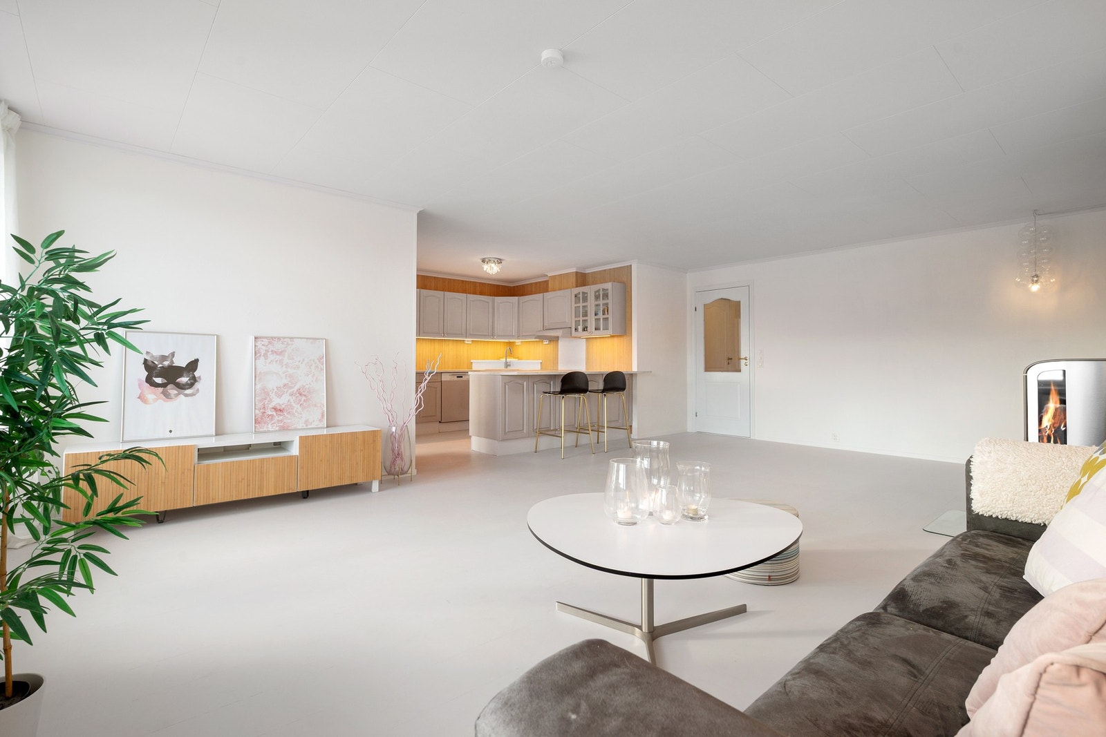 Romslig stue og kjøkkenområde Galleribilde