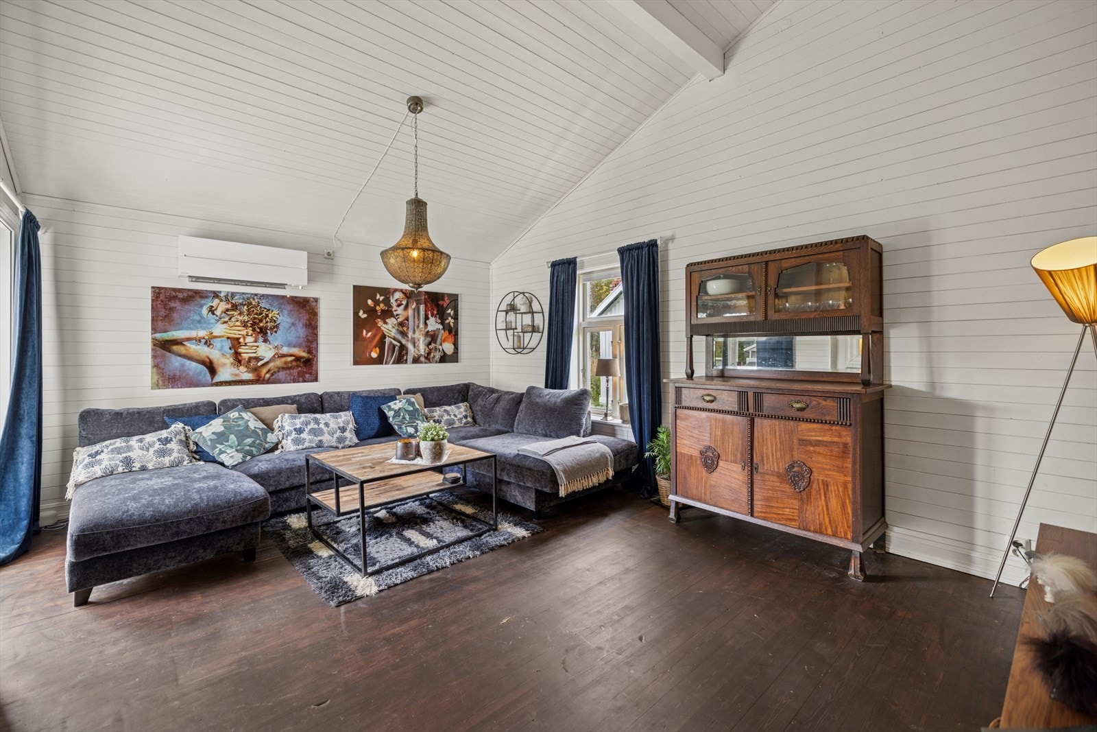 Rommet har god plass til romslig sofa, TV og ønsket møblement. Galleribilde