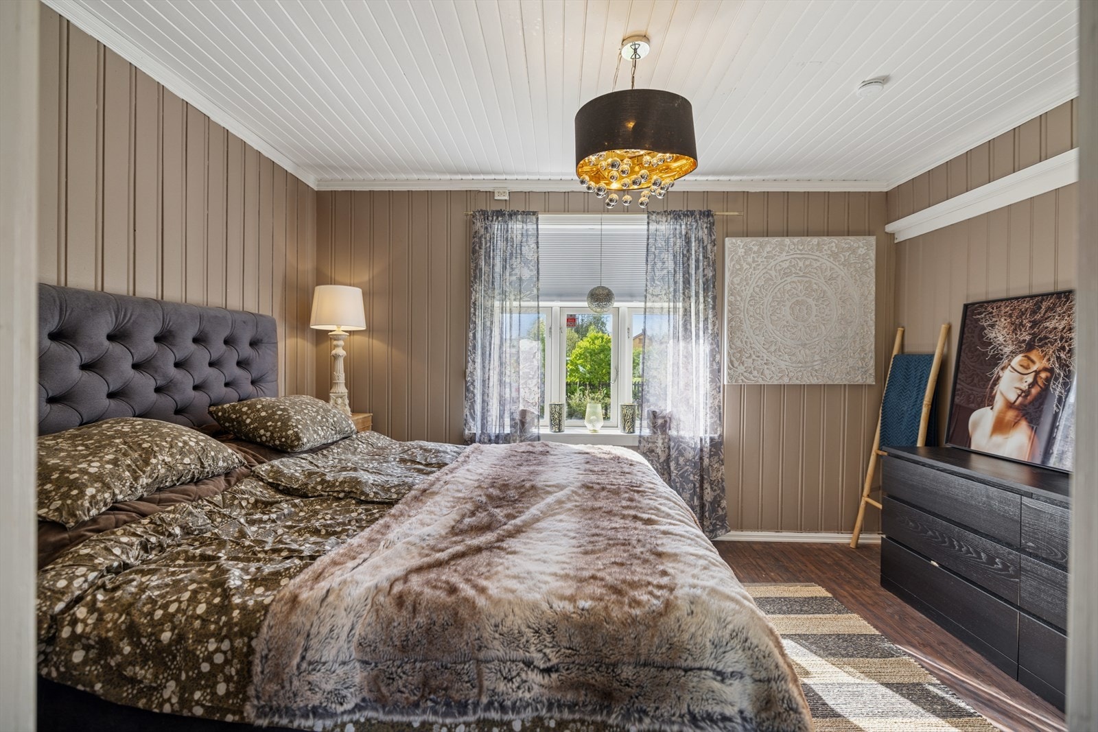 Hovedsoverom av god størrelse med moderne stil. Galleribilde