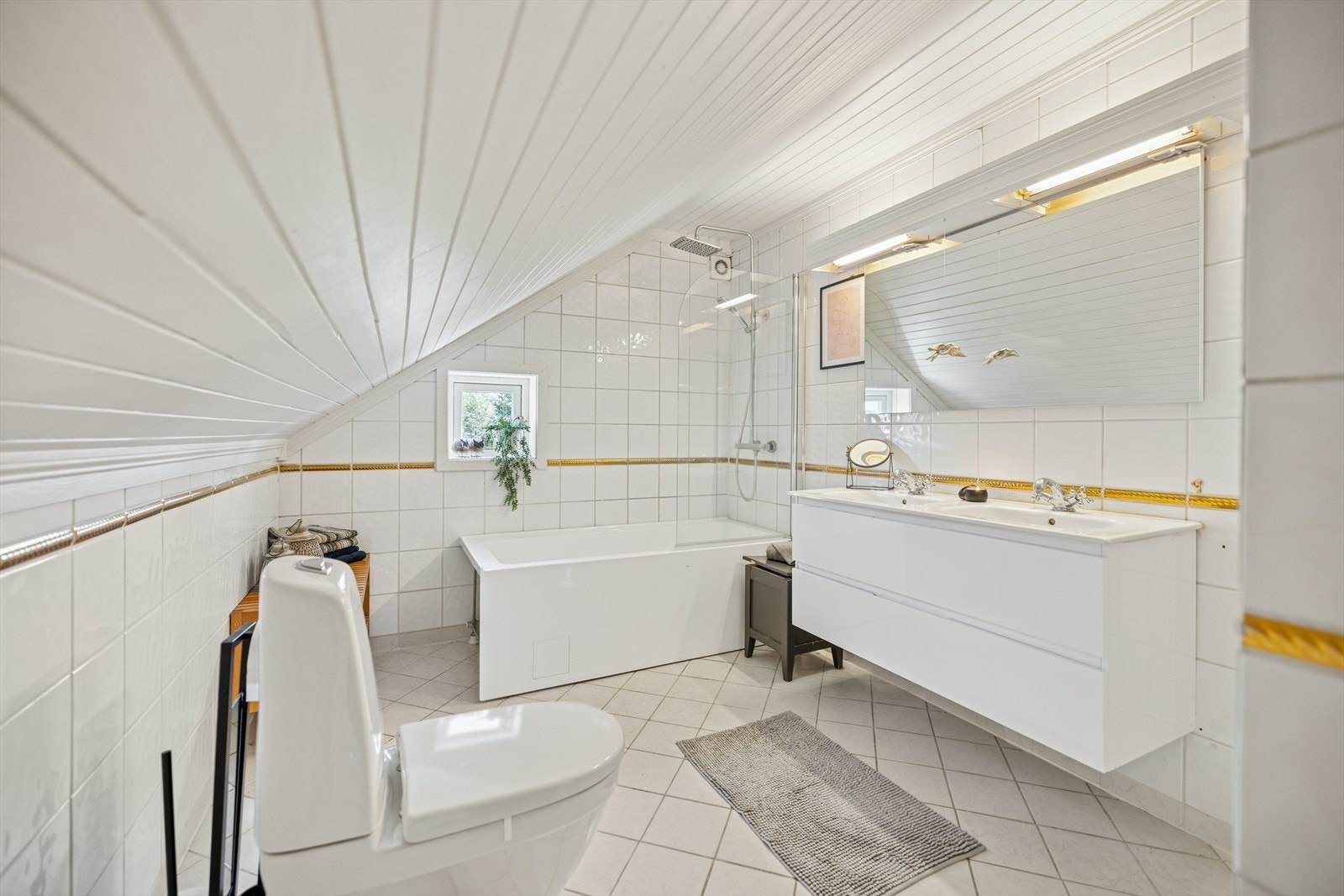 Lyst og flislagt baderom. Galleribilde