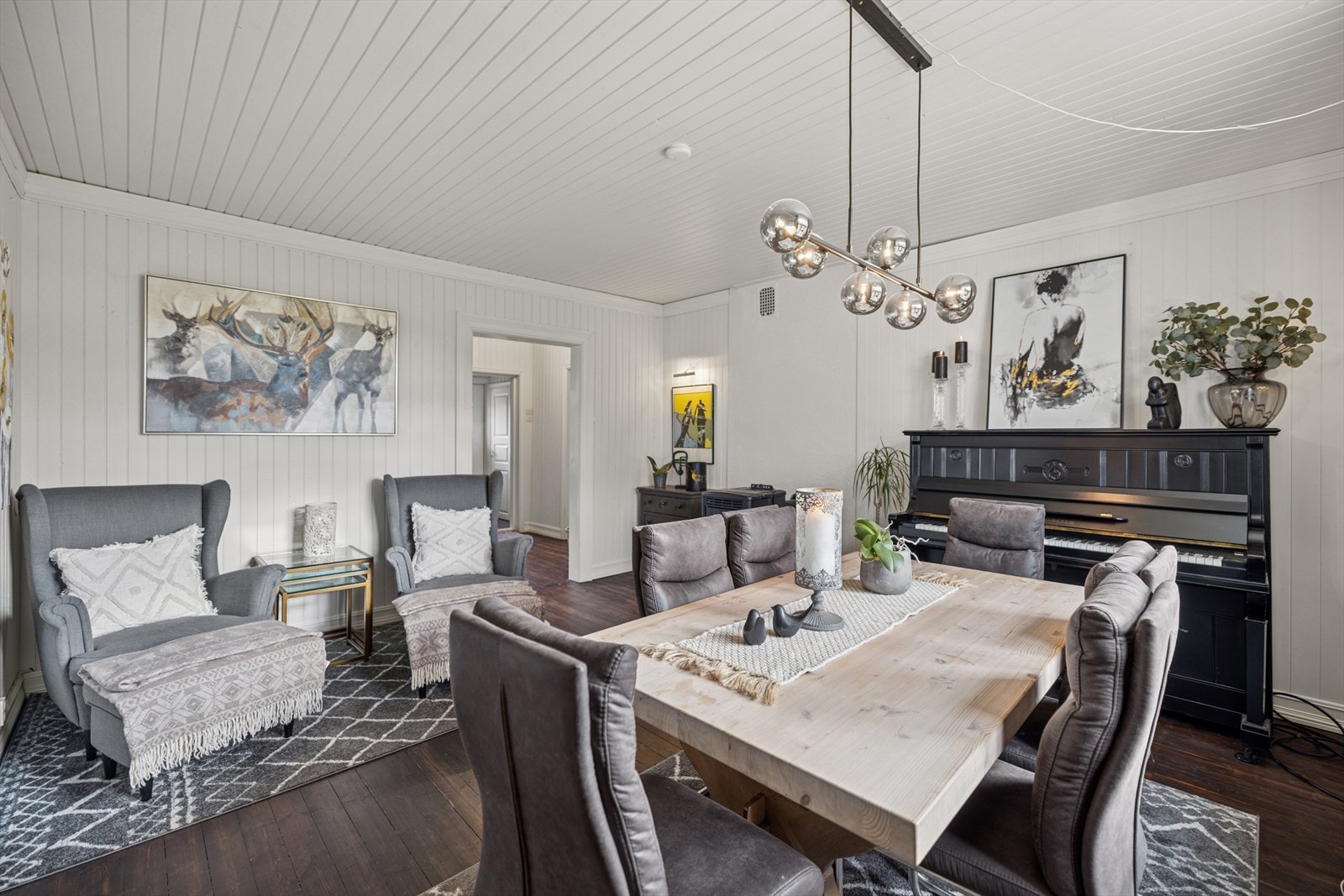 Stue/spisestue med praktisk beliggenhet nær kjøkken. Galleribilde