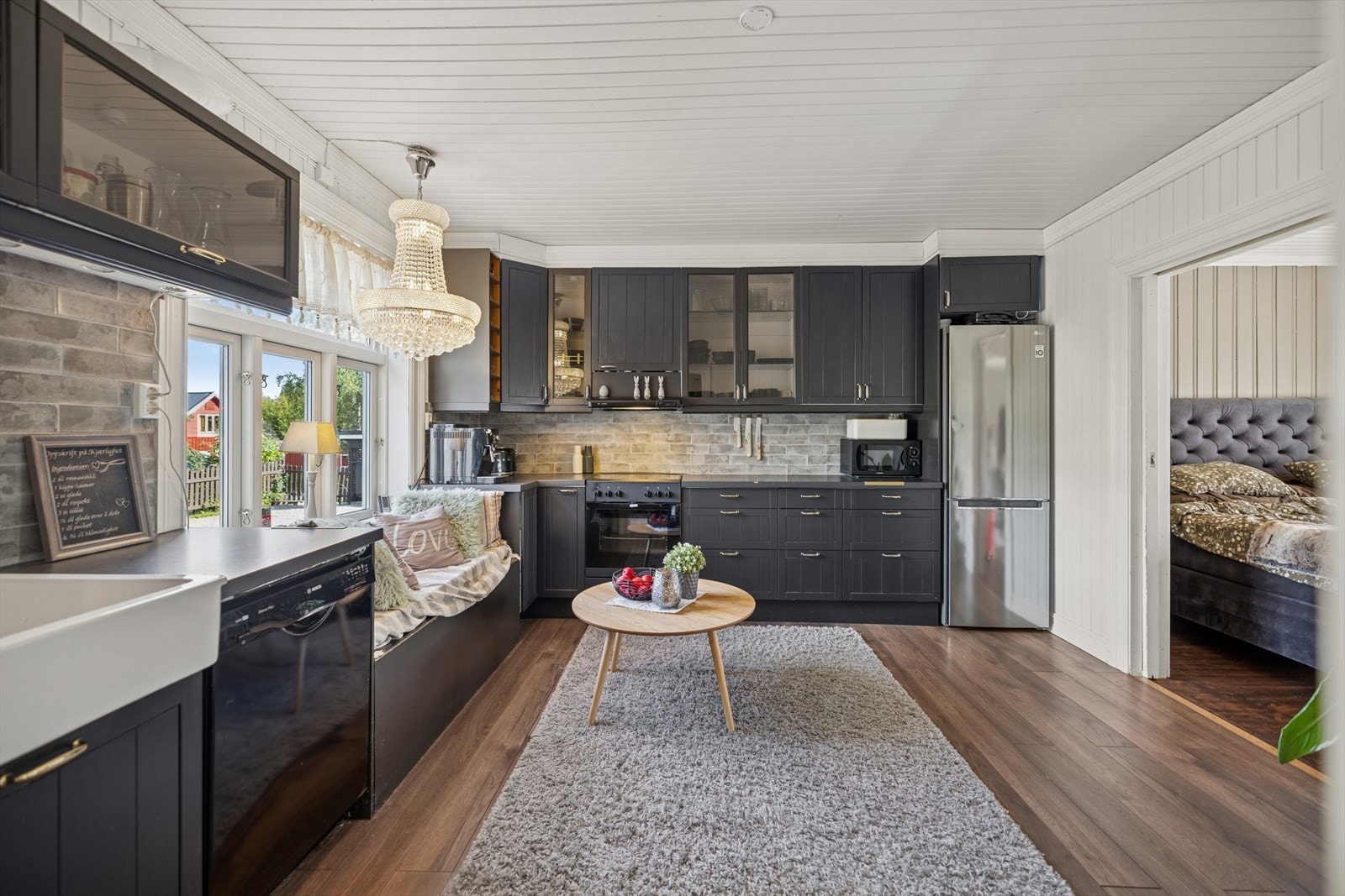 Innredning med laminerte skrog, profilerte fronter og laminert benkeplate. Galleribilde