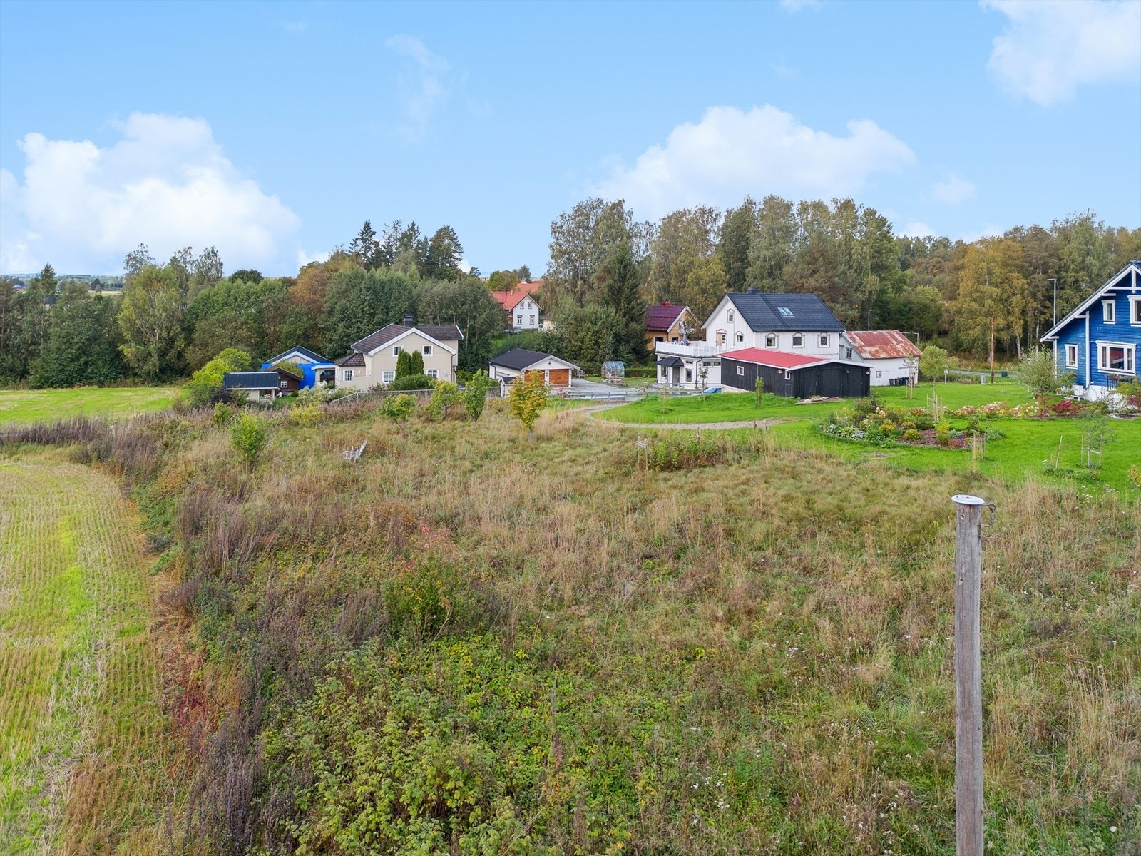 Tomten er romslig og relativt flat Galleribilde