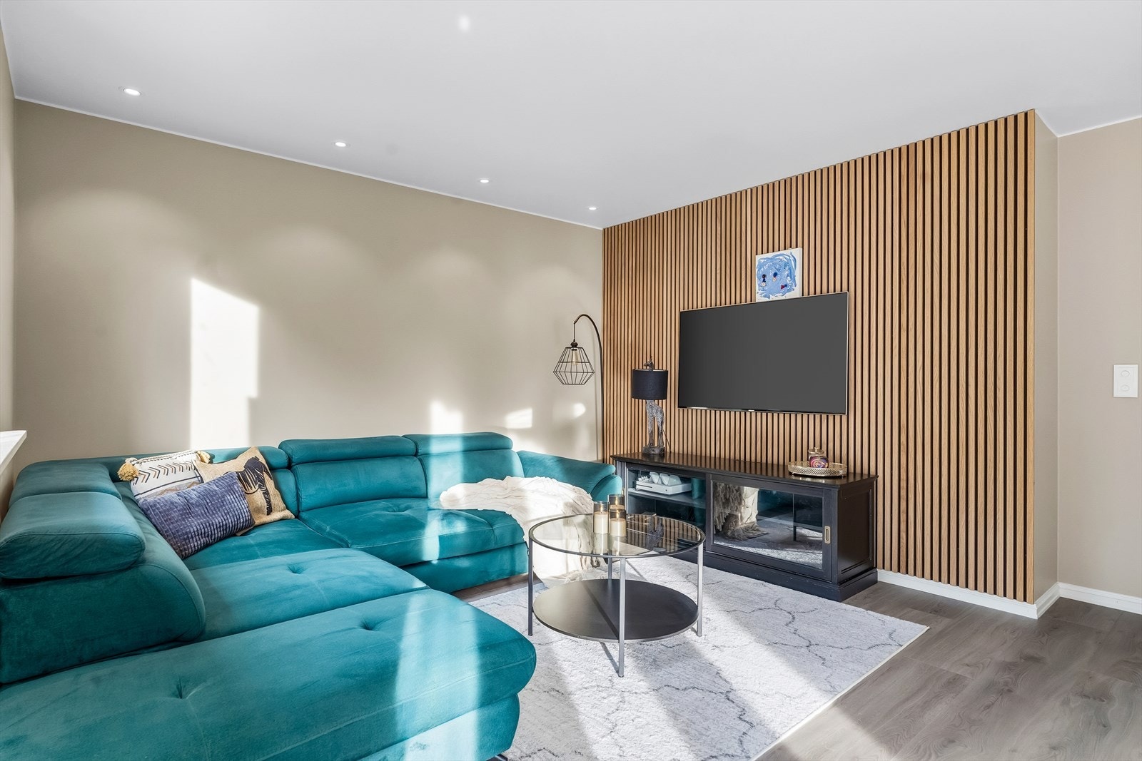 Det er god plass til sofaseksjon og tv-møbel i den ene enden. Galleribilde