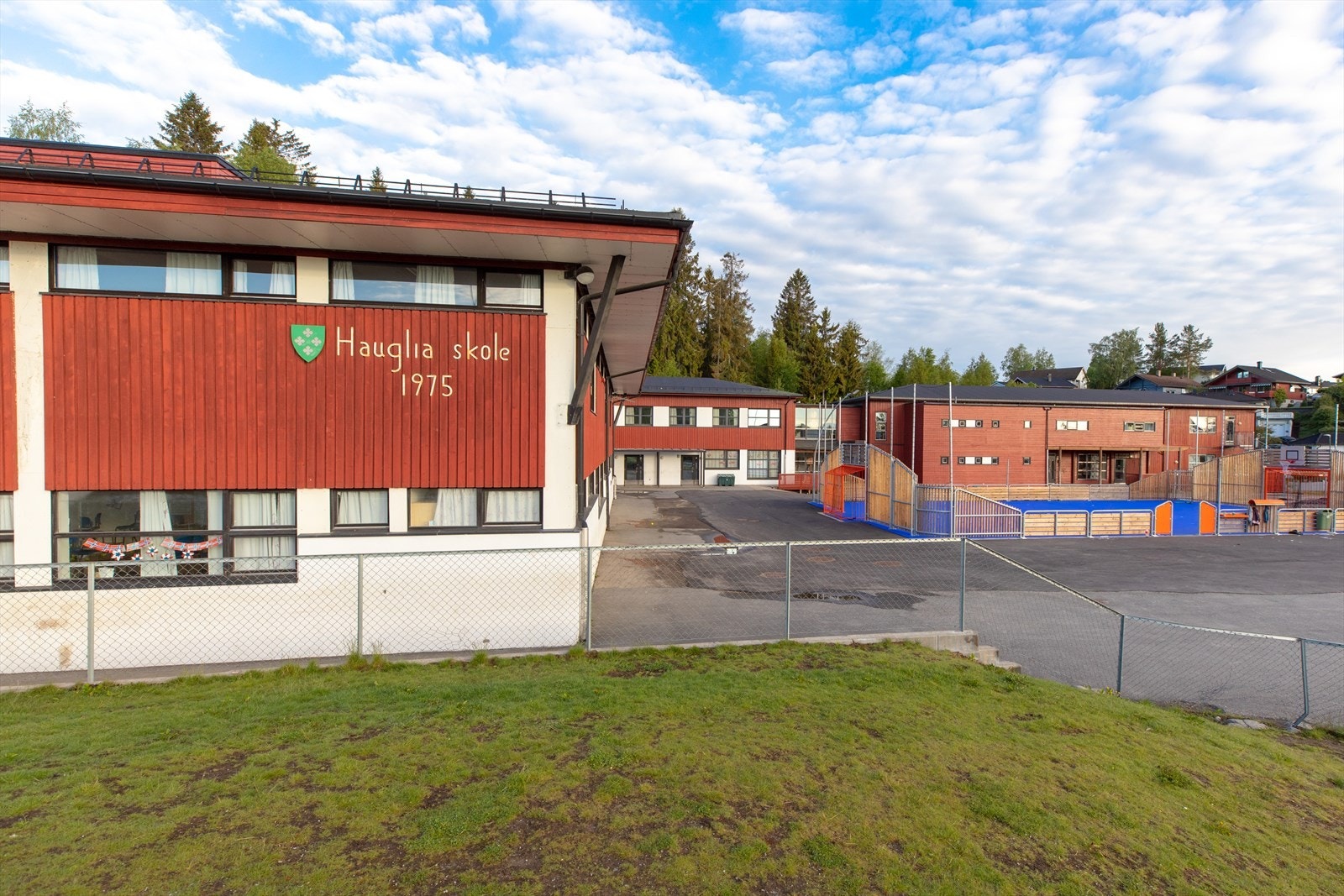 Fra eiendommen er det kort vei til både Hauglia (1.-4. trinn) og Stranden (5.-7. trinn) barneskole. Galleribilde