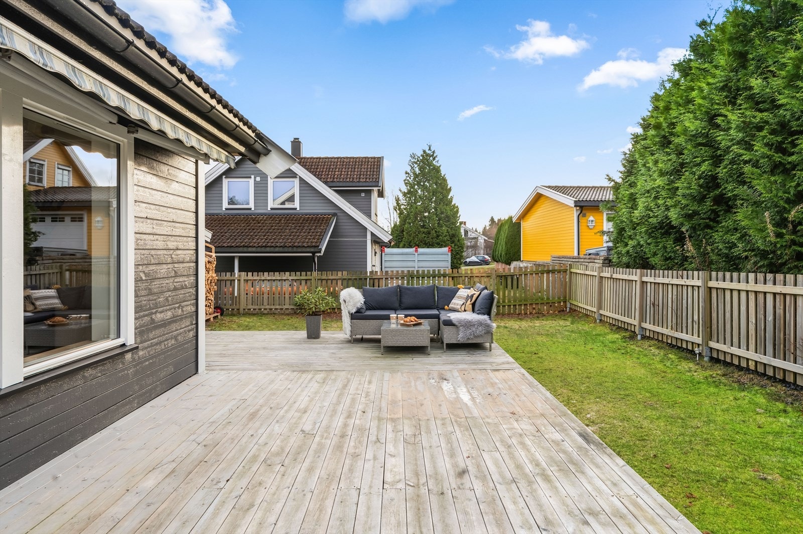 Fra terrassen er det utgang til hagen - her er det rikelig med boltreplass! Galleribilde
