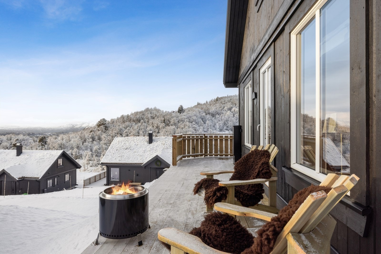 På den deilige terrassen kan du nyte lange, solrike dager til solen glir bak fjellet. Galleribilde