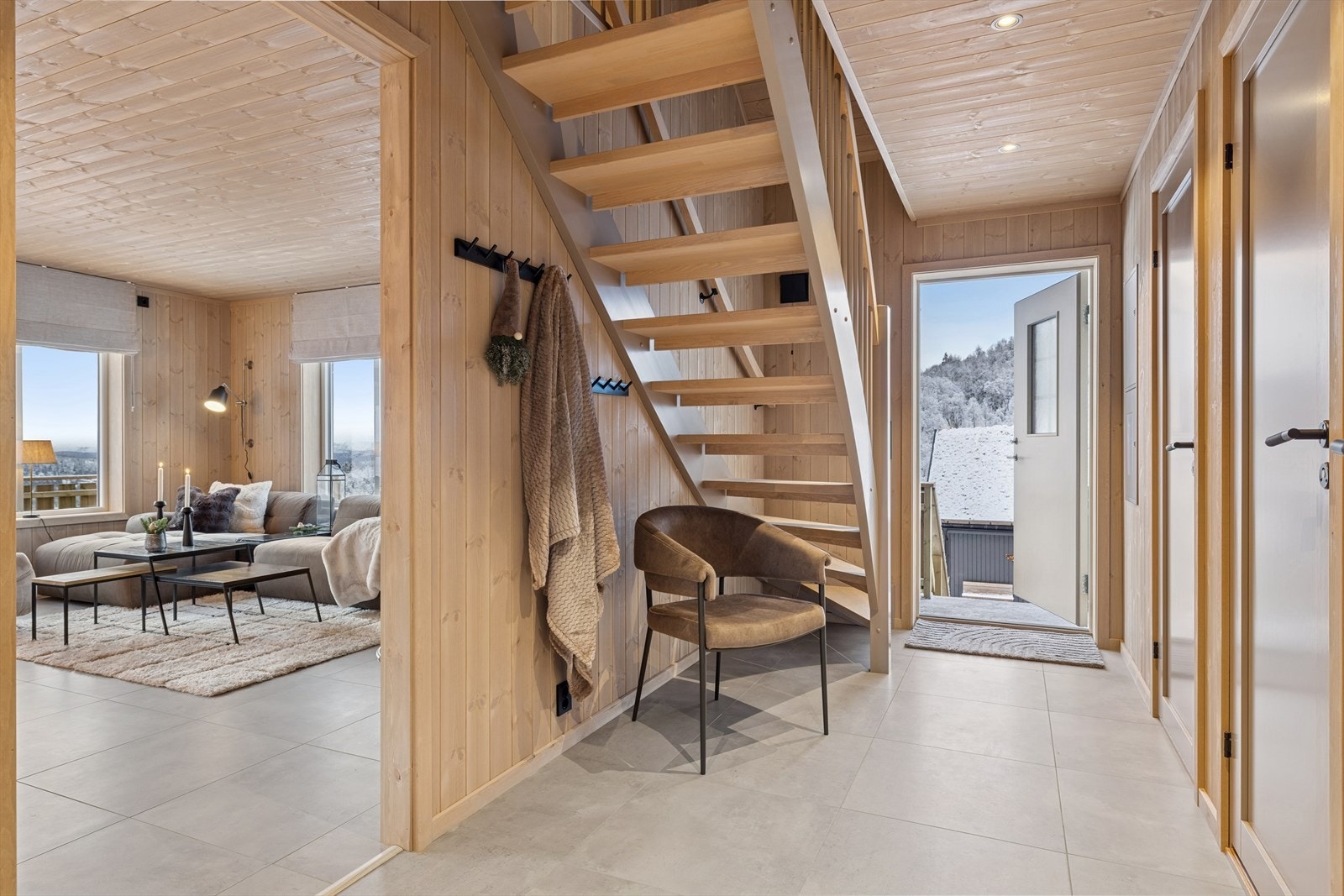 Allerede i entréen møtes du av et lyst og innbydende miljø, med flislagt gulv og varmekabler som gir en lun velkomst. Galleribilde