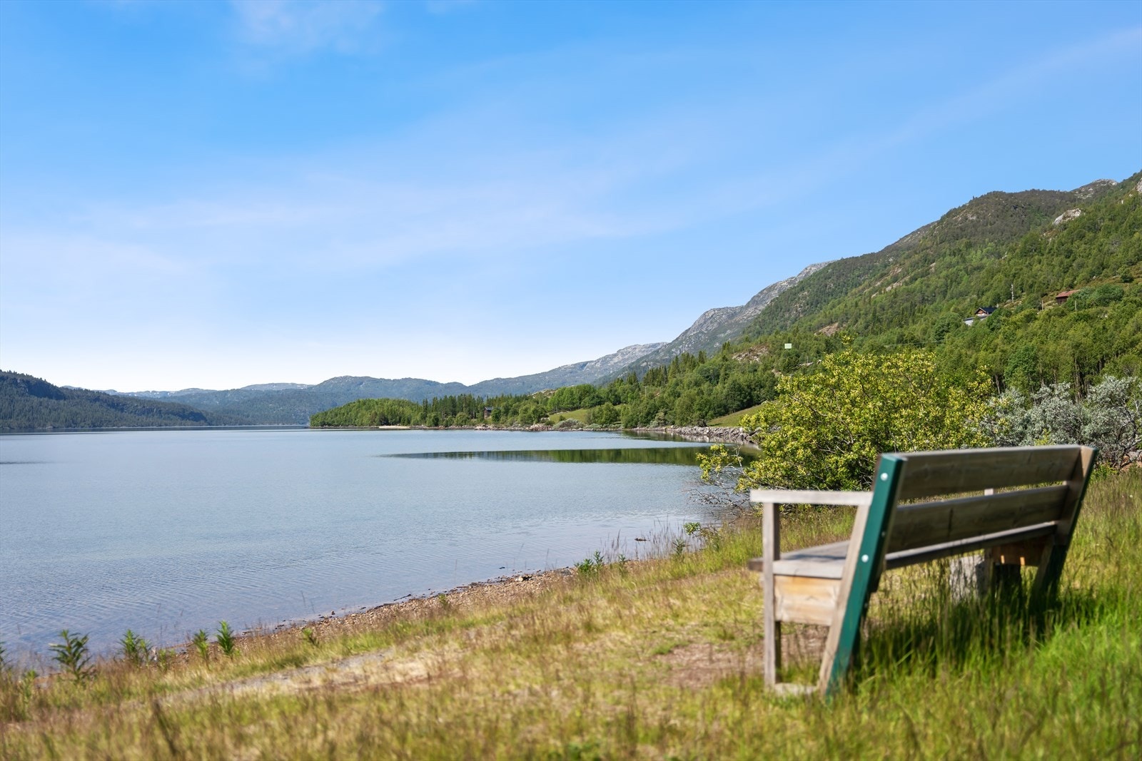 Området er kjent for idylliske turstier som slynger seg gjennom frodig skog og langs vannkanten, og gir unike naturopplevelser for store og små. Galleribilde
