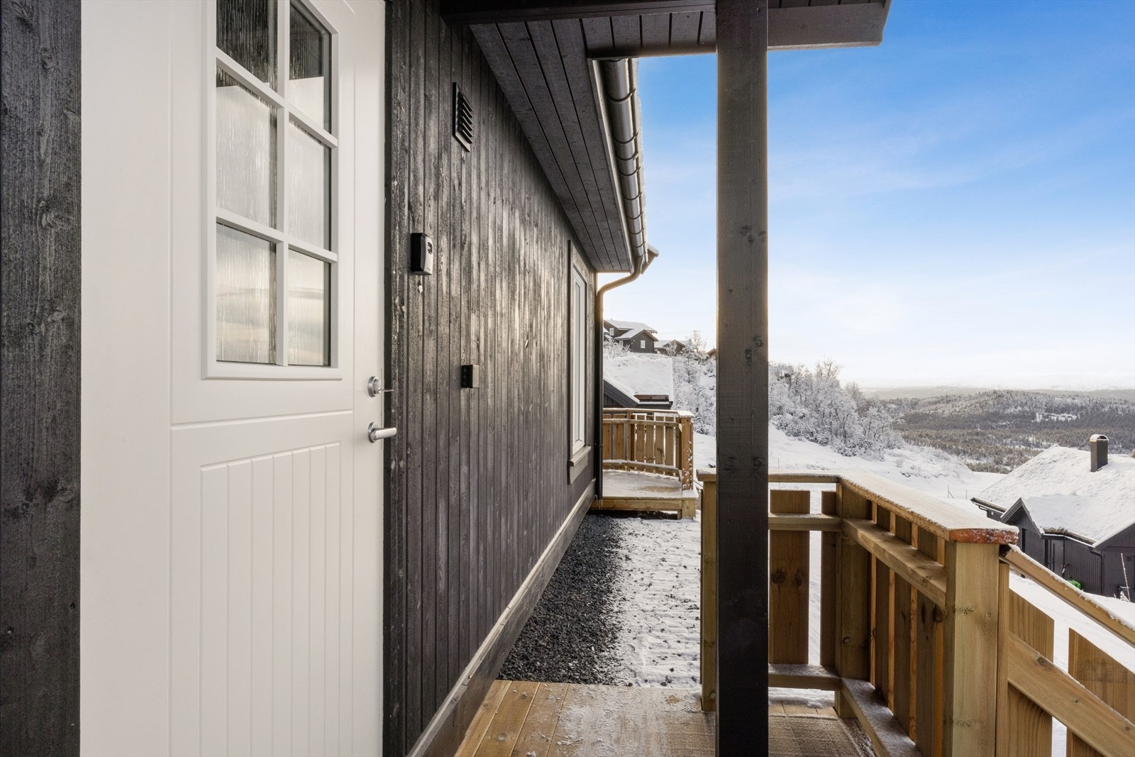 Praktisk overbygd inngangsparti med enkel adkomst fra gårdsplass med god parkering. Galleribilde