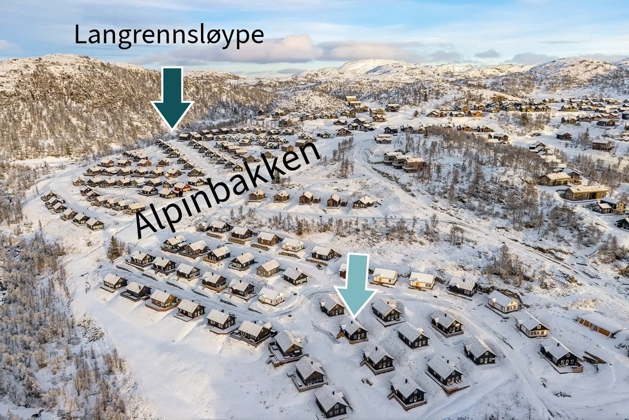 Jeanette A. Eriksrød i DNB Eiendom har gleden av å presentere Nedre Fugleleiken 26 - en lekker og innbydende hytte med flott beliggenhet og gjennomgående høy standard. Galleribilde