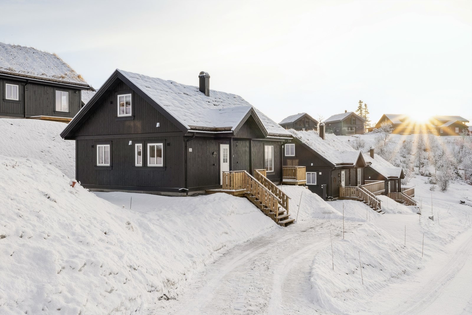 Hytta er fra 2025 med ski-inn/ski-ut - her kombineres komfort, beliggenhet og ekte fjellmagi i solrike omgivelser på Rauland. Galleribilde